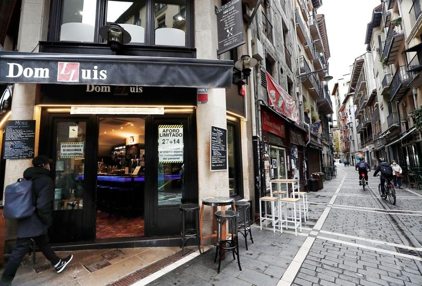 Locales de hostelería en una calle de Pamplona, con menos afluencia de clientes por las restricciones.