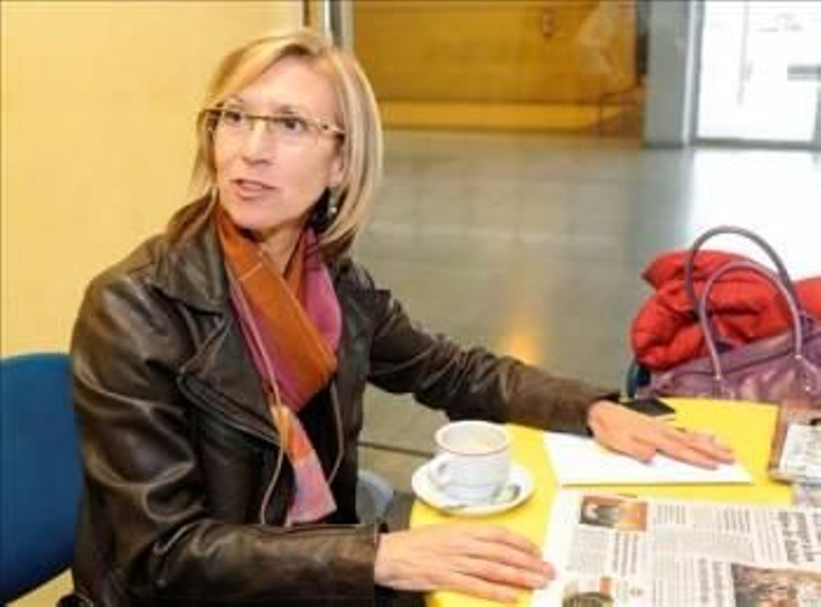 Rosa Díez, en el aeropuerto de Gran Canaria, desde donde hoy partió hacia El Aaiún. (Foto: Elvira Urquijo)