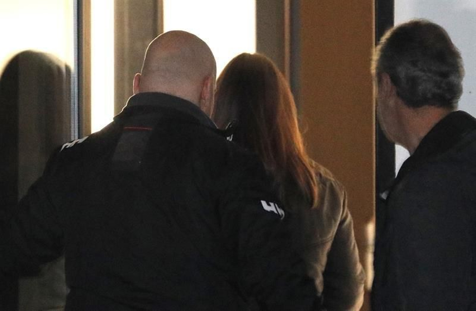 Rosario Rodríguez (c), esposa de José Enrique Abuín, alias "el chicle" (i), a su llegada al juzgado de Ribeira