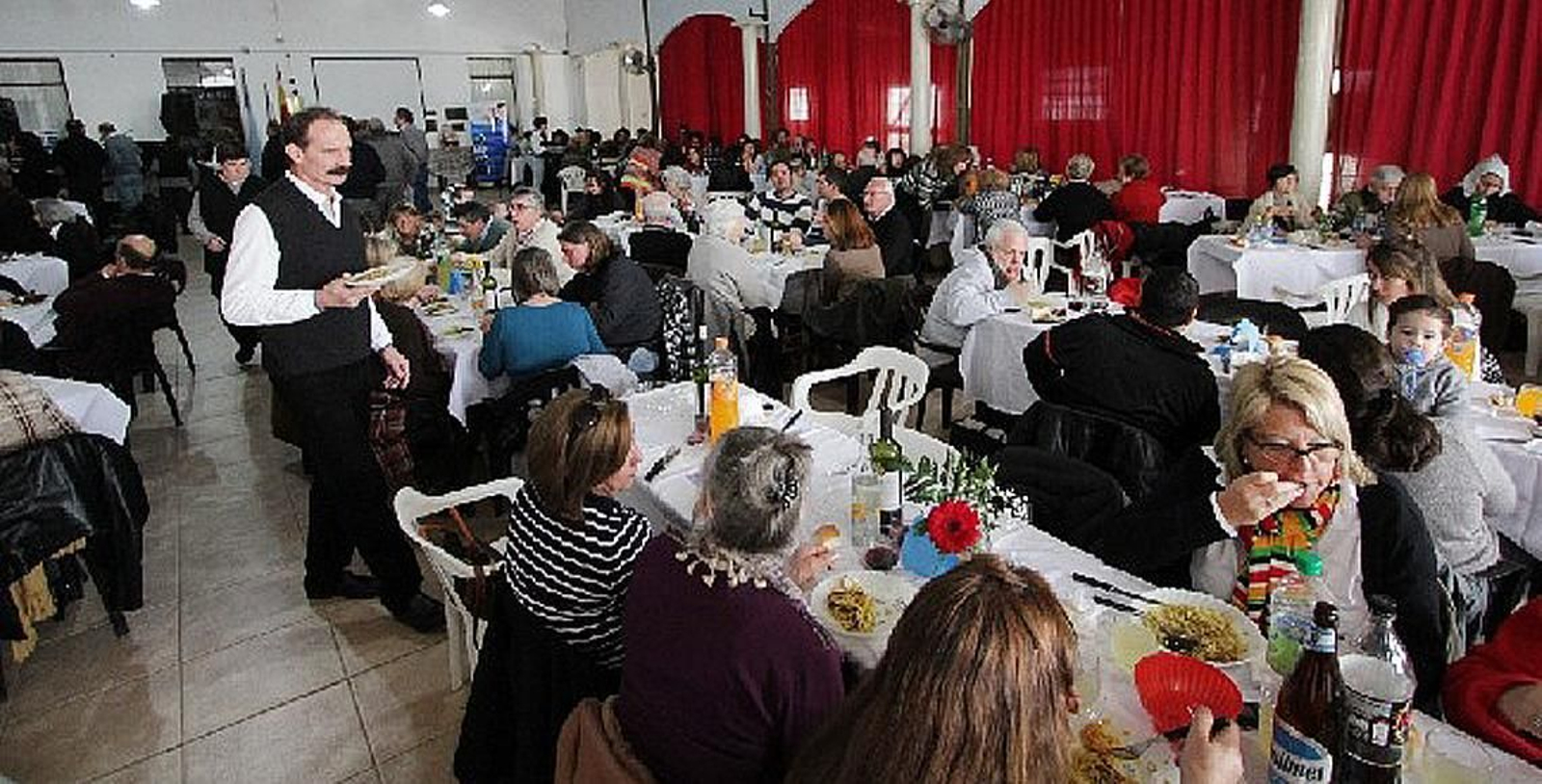 Comida multitudinaria de los socios del Centro Gallego de Santa Fé.