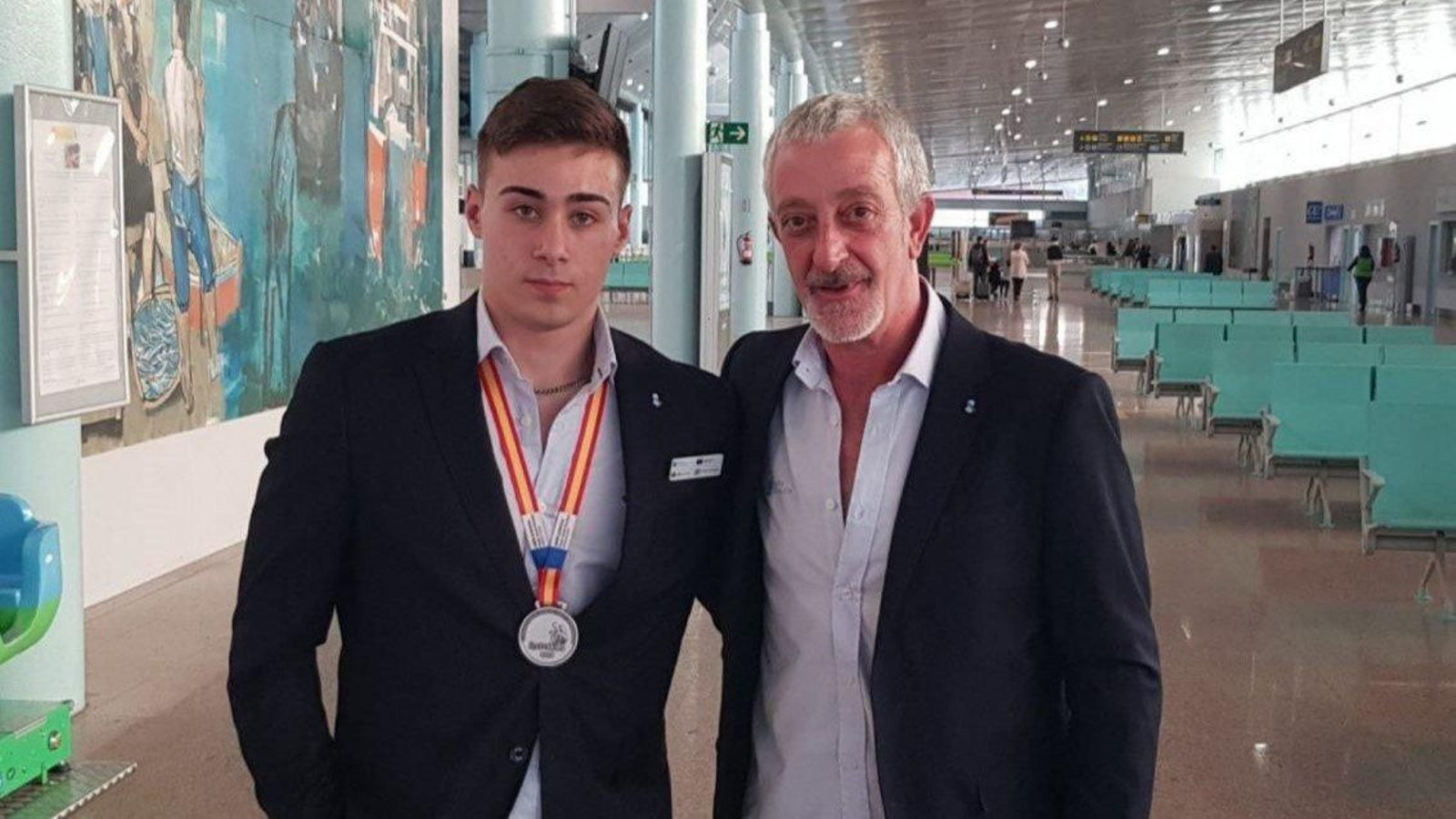 Pedro Rodríguez, tras ganar la medalla con su tutor Javier Fondevila.