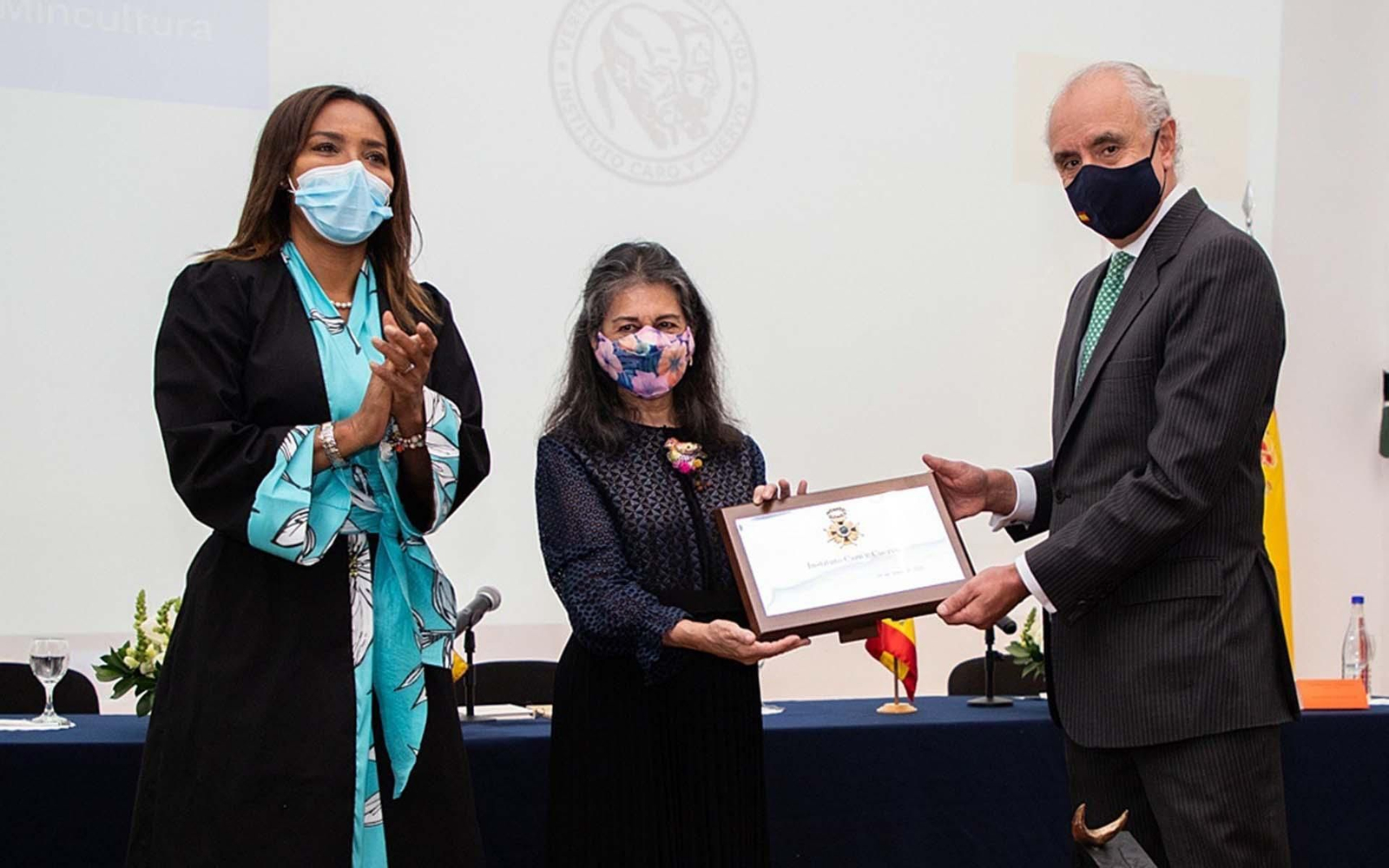 Fotografía cedida por el Instituto Caro y Cuervo del embajador de España en Colombia, Pablo Gómez de Olea (d), durante la entrega de la Placa de la Real Orden Isabel la Católica a la directora del Instituto Caro y Cuervo, Carmen Millán (c), y a la ministra de Cultura de Colombia, Carmen Inés Vásquez (i). EFE/ Instituto Caro y Cuervo