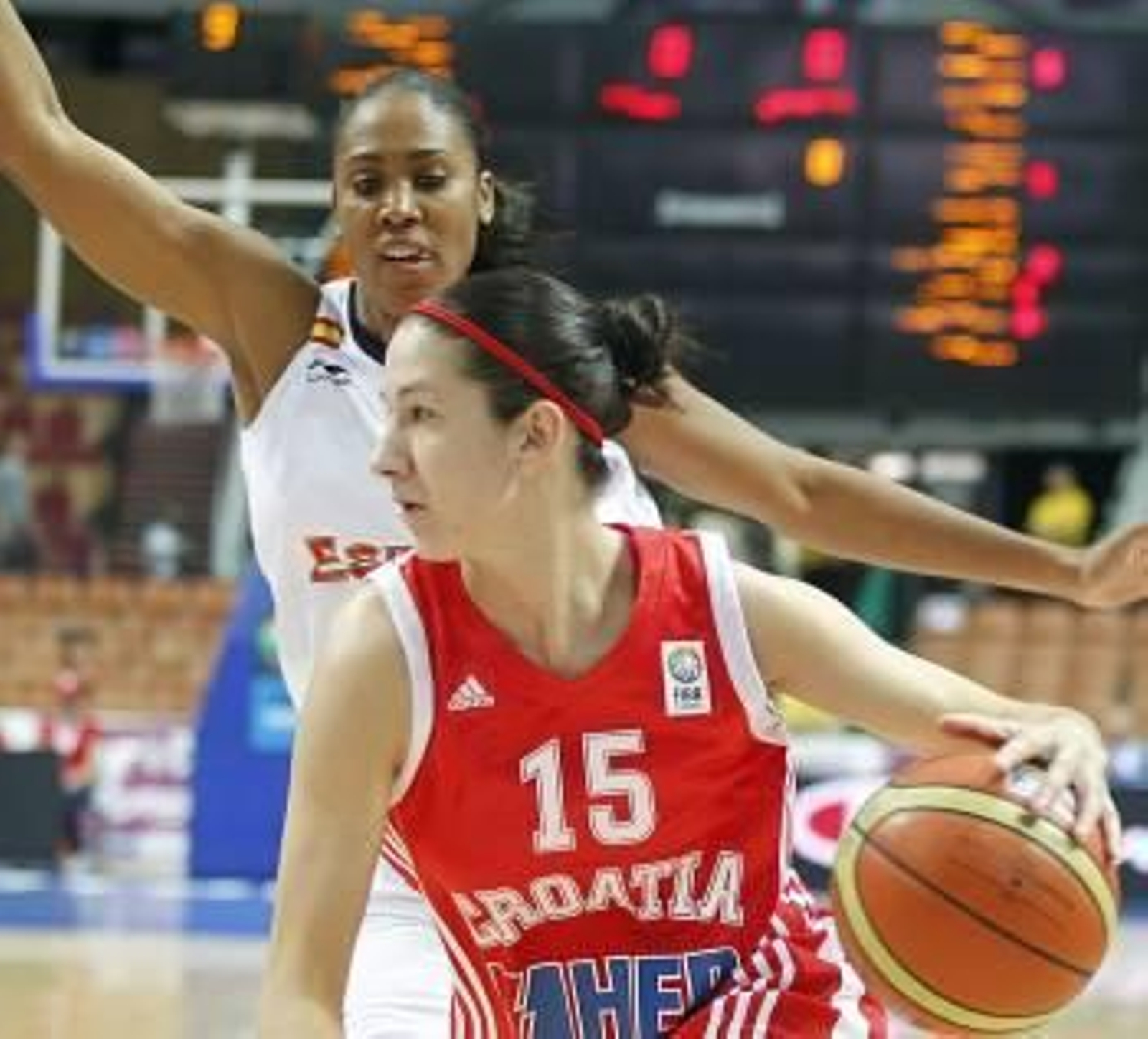 La española Cindy Lima defiende a Jelena Ivezic (Foto: A.GRYIEL)