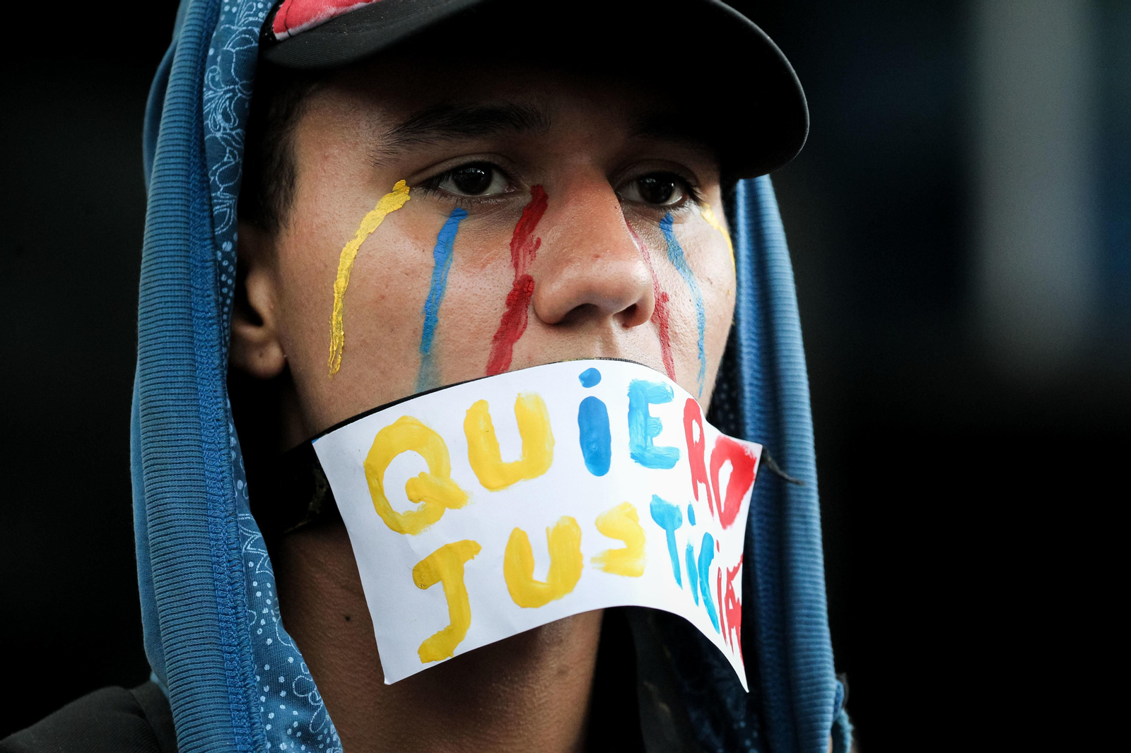 Un opositor venezolano participa en una de las marchas de protesta en Caracas.