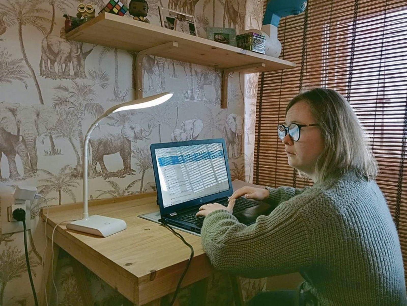 Ana, durante una de sus sesiones de estudio. Ahora trata de terminar un ciclo medio de Administración.