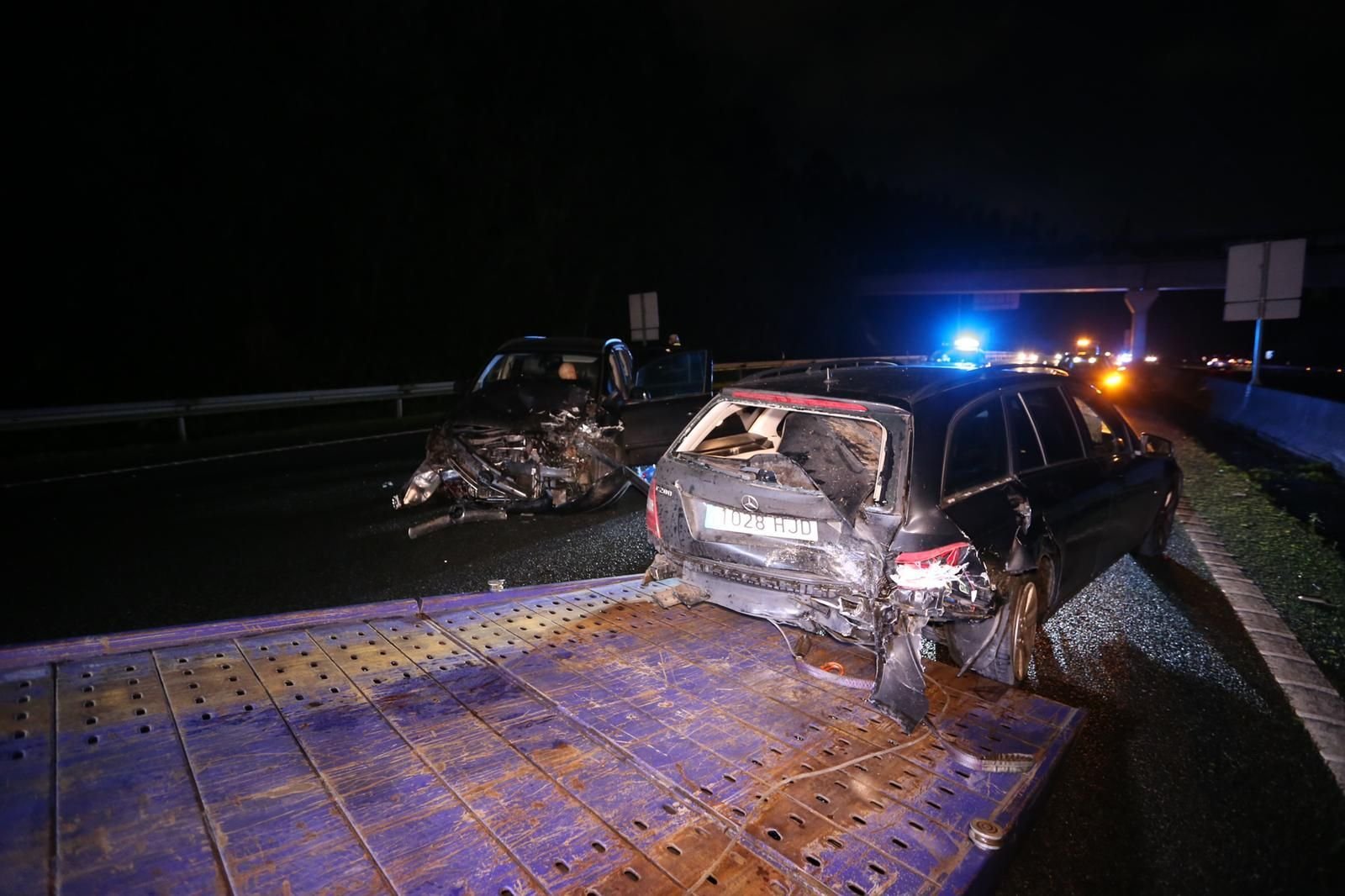 Dos jabalíes irrumpen en la VG20 en Vigo y provocan un aparatoso accidente de tráfico // Alberte