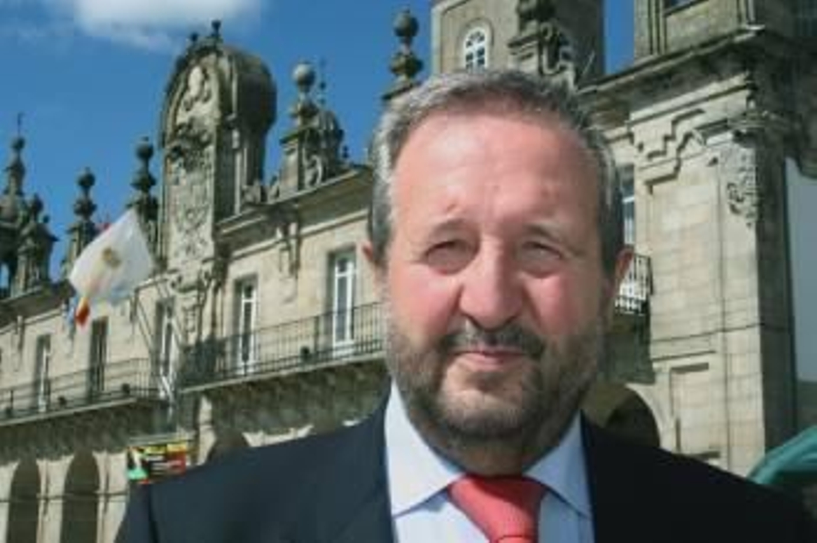 Xosé López Orozco, alcalde de Lugo, posa ante la Casa Consistorial. (Foto: ARCHIVO)