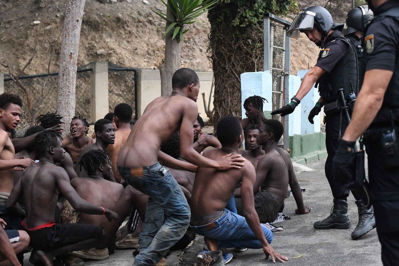 Un grupo de migrantes, entran en Ceuta saltando su doble valla