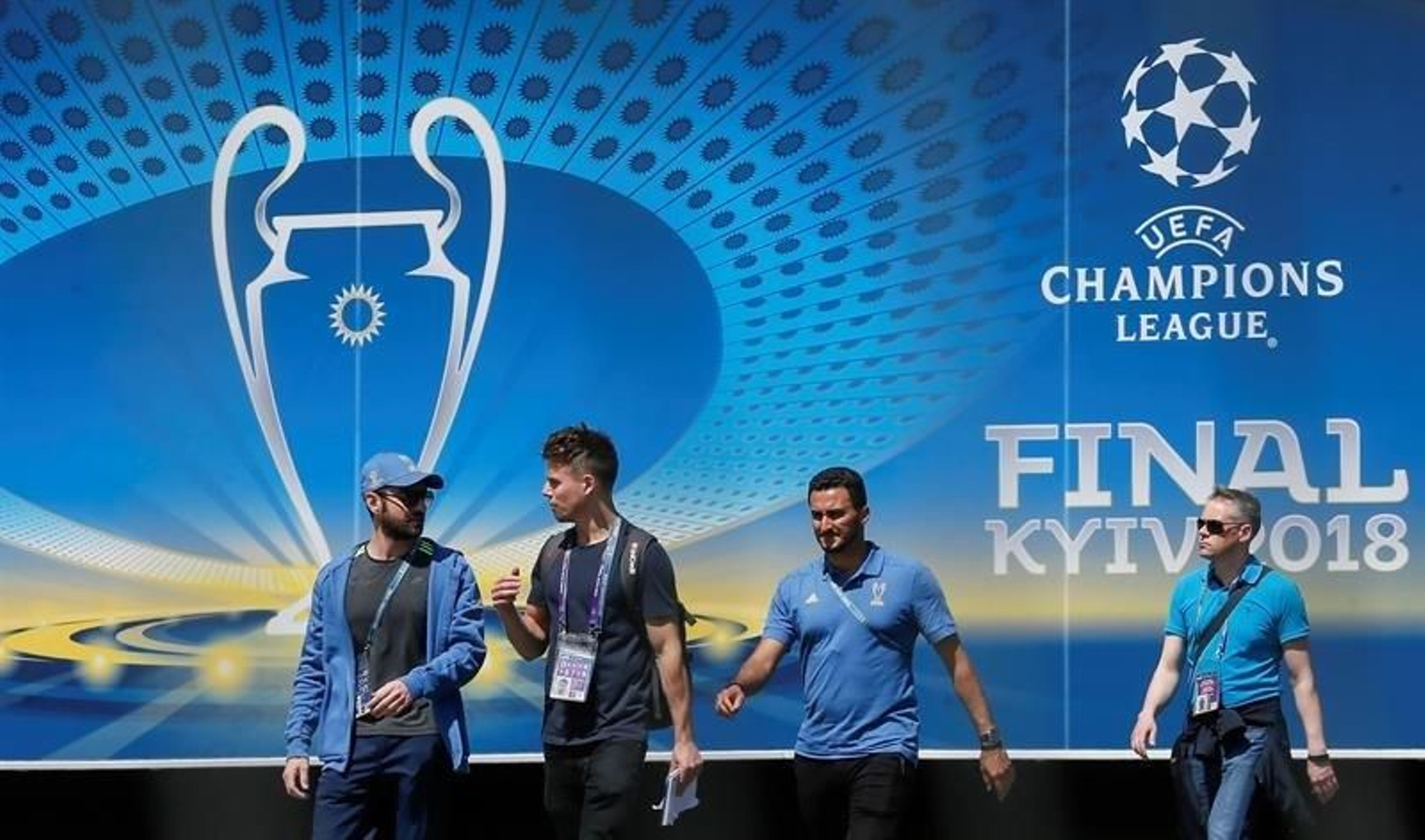 Seguidores pasean por la zona de aficionados antes de la final de la UEFA Liga de Campeones, en el centro de Kiev