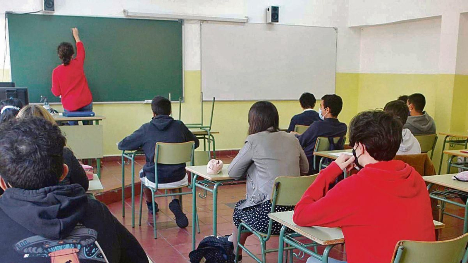 Alumnos de Bachillerato atienden a la profesora en un colegio.