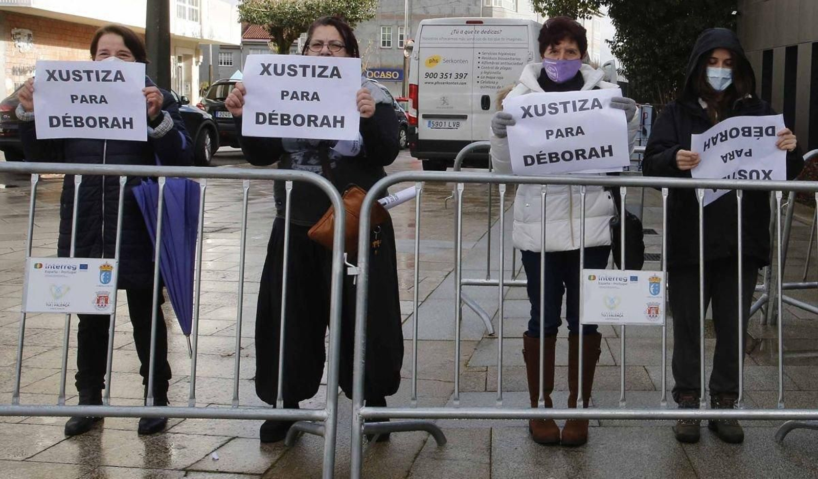 Una de las concentraciones que se llevaron a cabo a las puertas de los juzgados de Tui durante la investigación tras la reapertura.