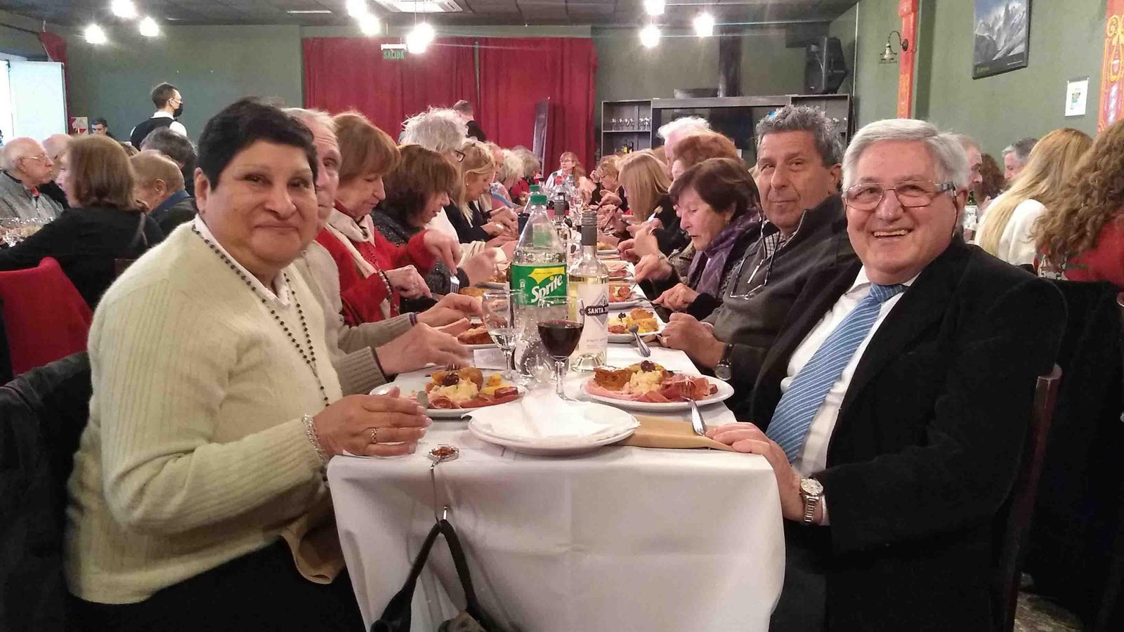 Emilio Fernández, ex presidente del Centro Cangas del Narcea Fernandez, y señora