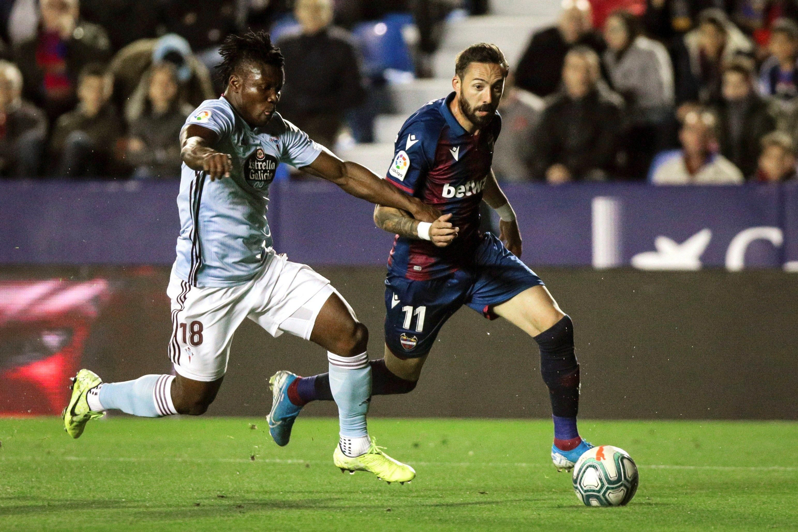 Joseph Aidoo esprinta junto a Molina la temporada pasada.