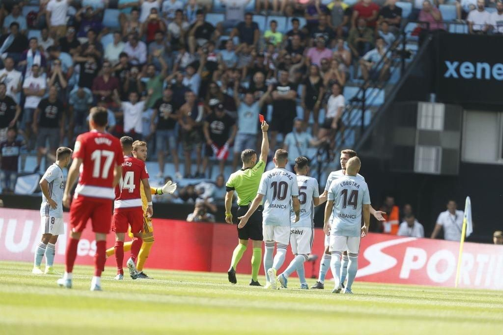 Prieto Iglesias muestra la tarjeta roja a Jorge Sáenz, la primera de las dos que enseñó al Celta.