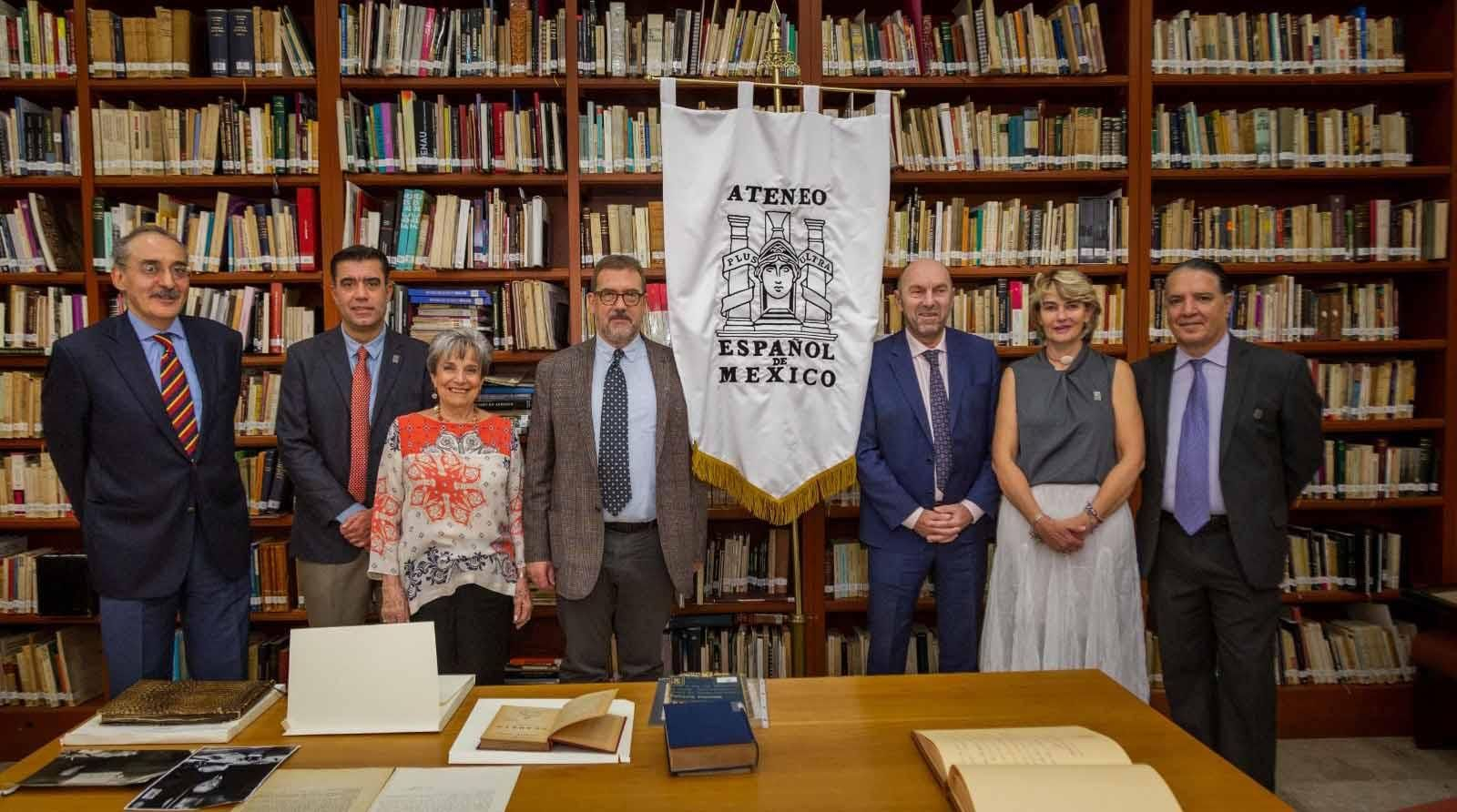 De izquierda a derecha, el vicetesorero del Ateneo, Alonso Leal Güemes; el tesorero, Alejandro Barreiro; la vocal de Memoria Histórica, Josefina Tomé; el presidente de la entidad, Juan Luis Bonilla Rius, Juan Cofiño; la secretaria, Cristina Ruiz Escobio y el vicesecretario de la institución, José Héctor Alonso Fernández de Castro
