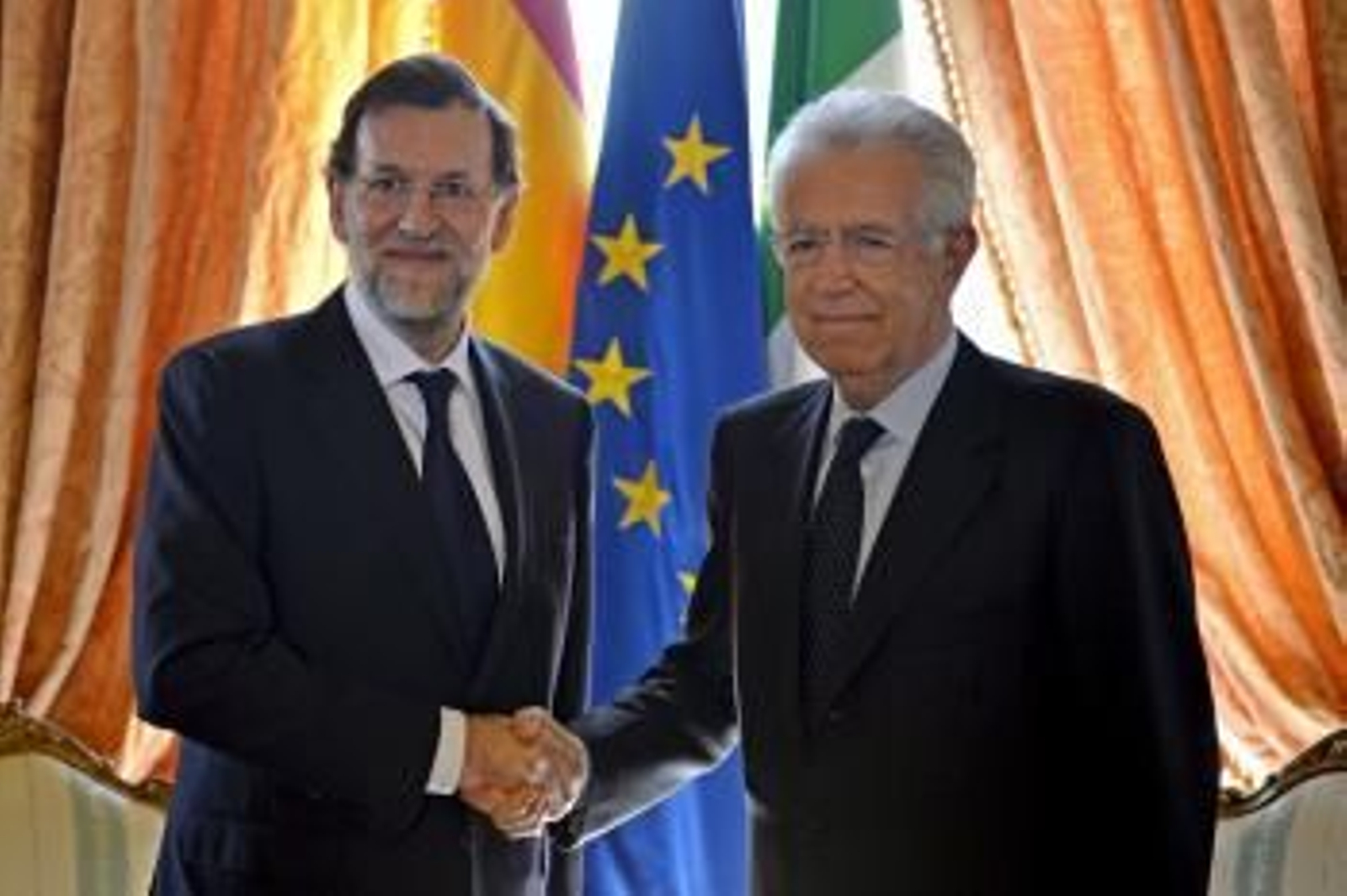 Mariano Rajoy (i), y su homólogo italiano, Mario Monti (d),