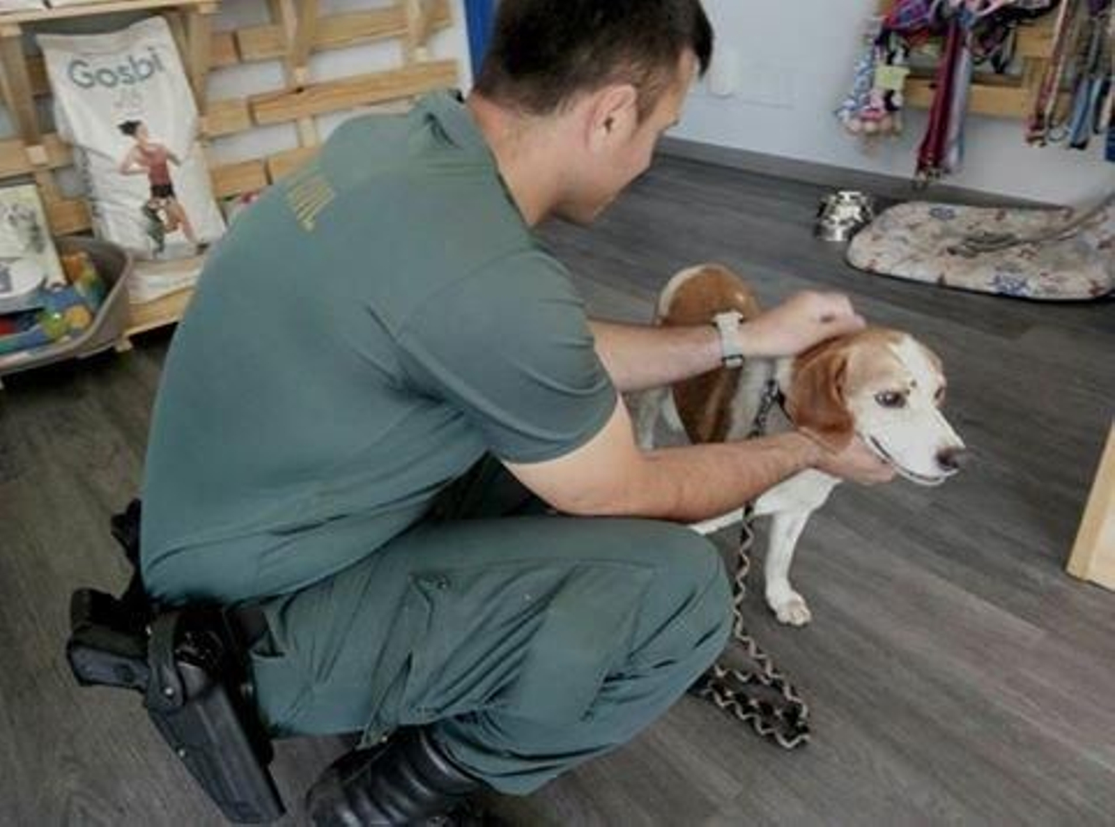 El perro "Pedro" y un agente del Seprona dela Guardia Civil