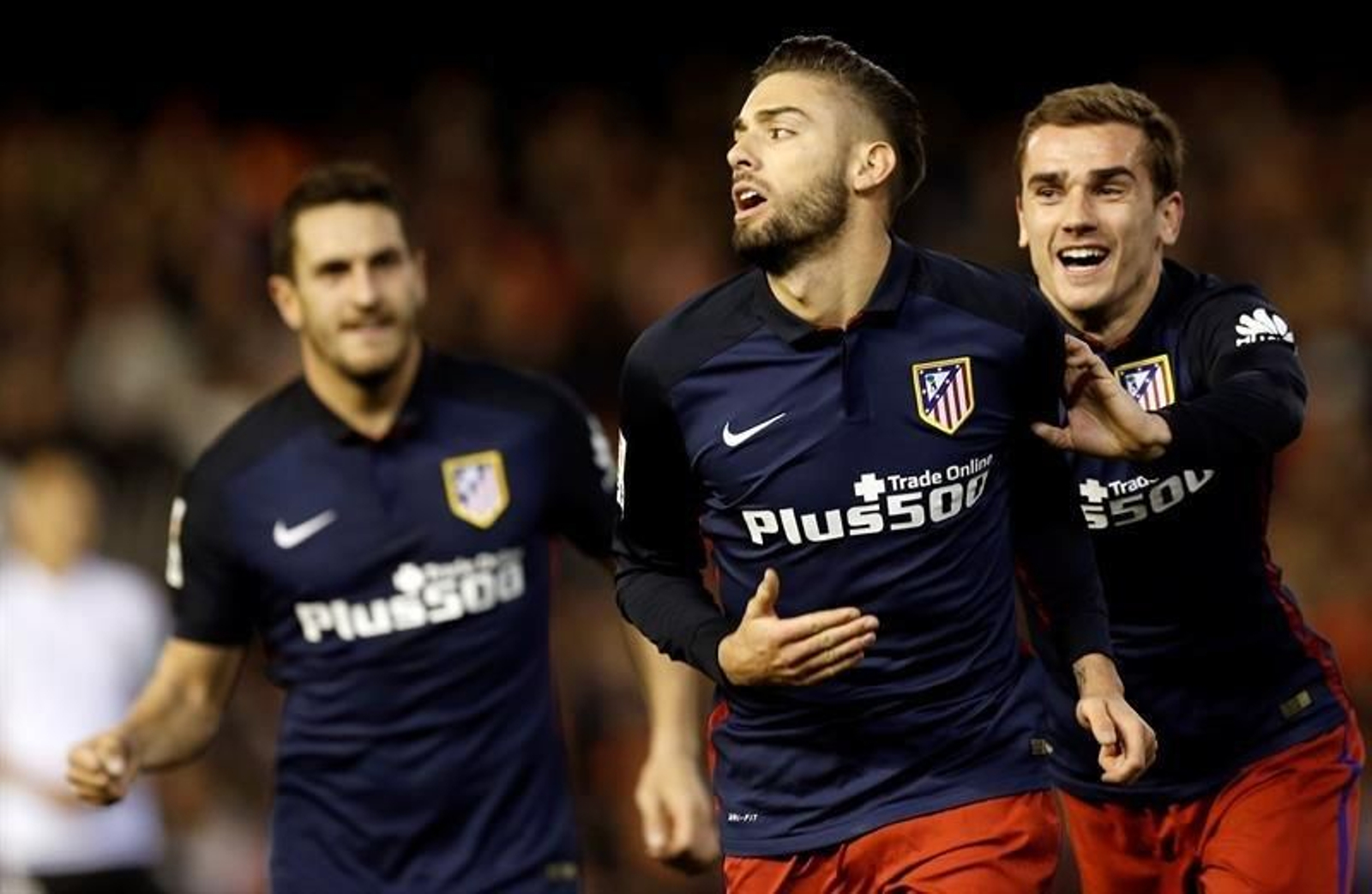 El centrocampista belga del Atlético de Madrid Yannick Ferreira-Carrasco (c) celebra su gol,