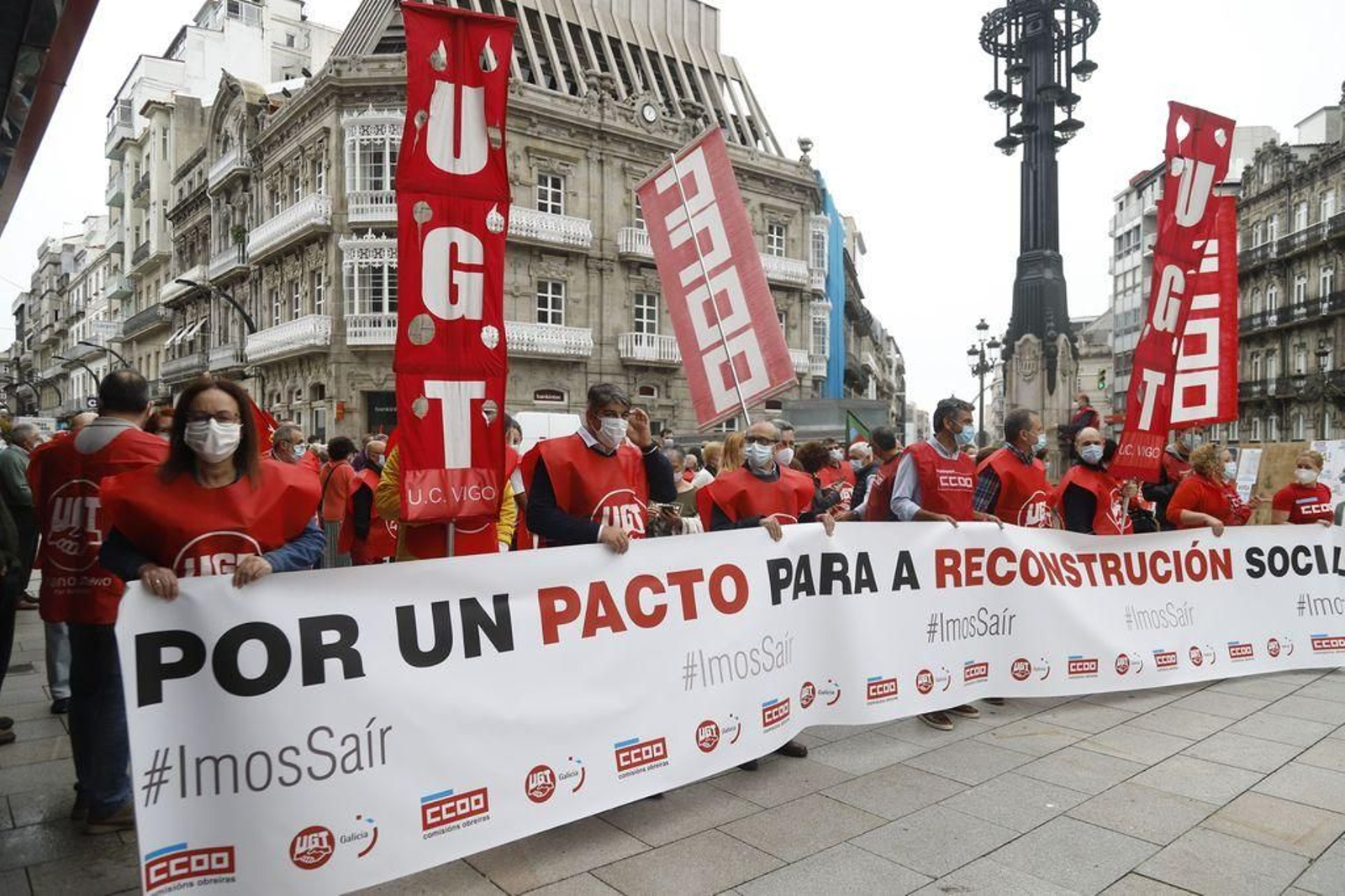 Cerca de 150 personas asistieron ayer a la concentración convocada por CC OO y UGT en Vigo.
