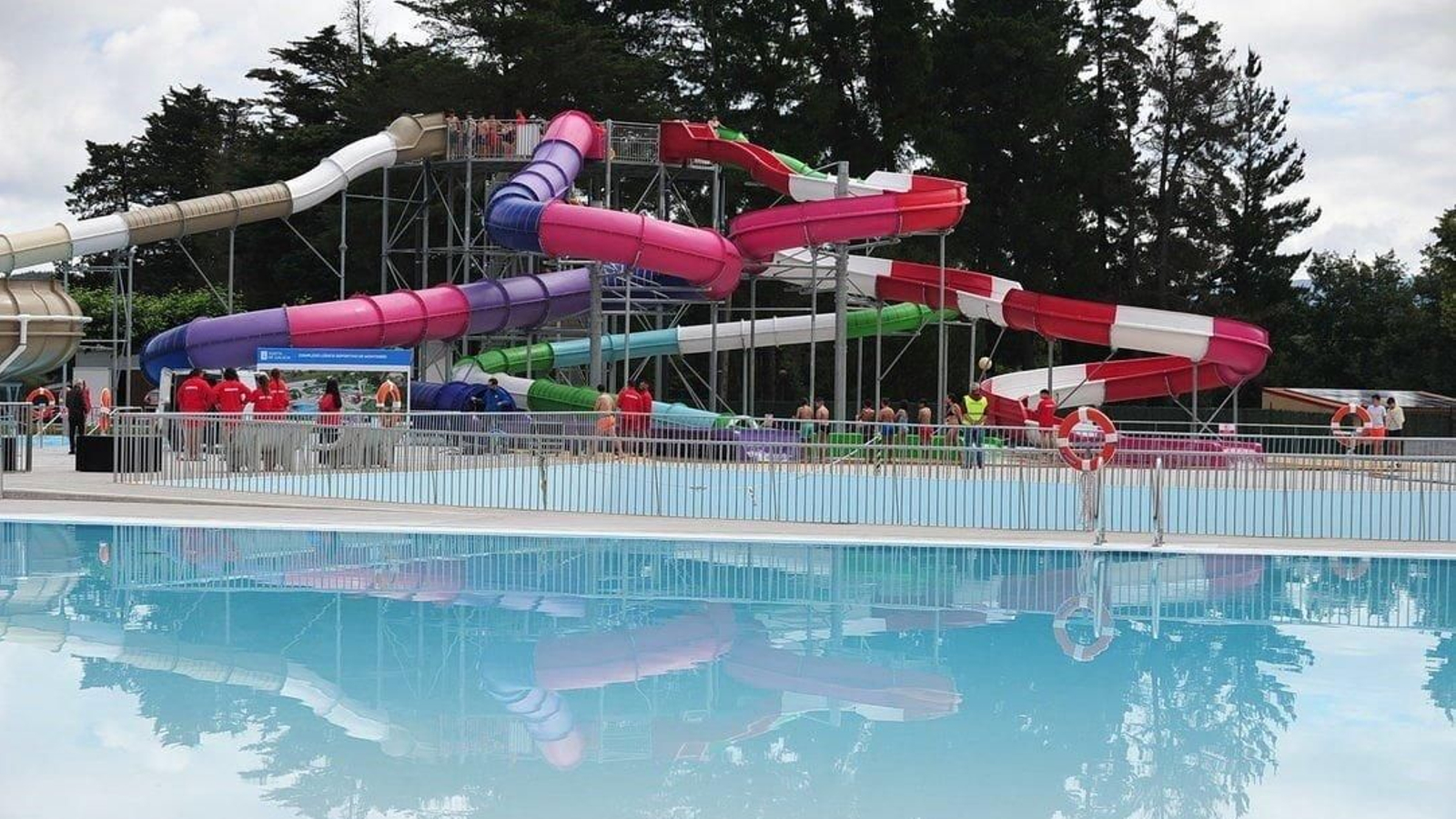 Toboganes del parque acuático de Monterrei. José Paz