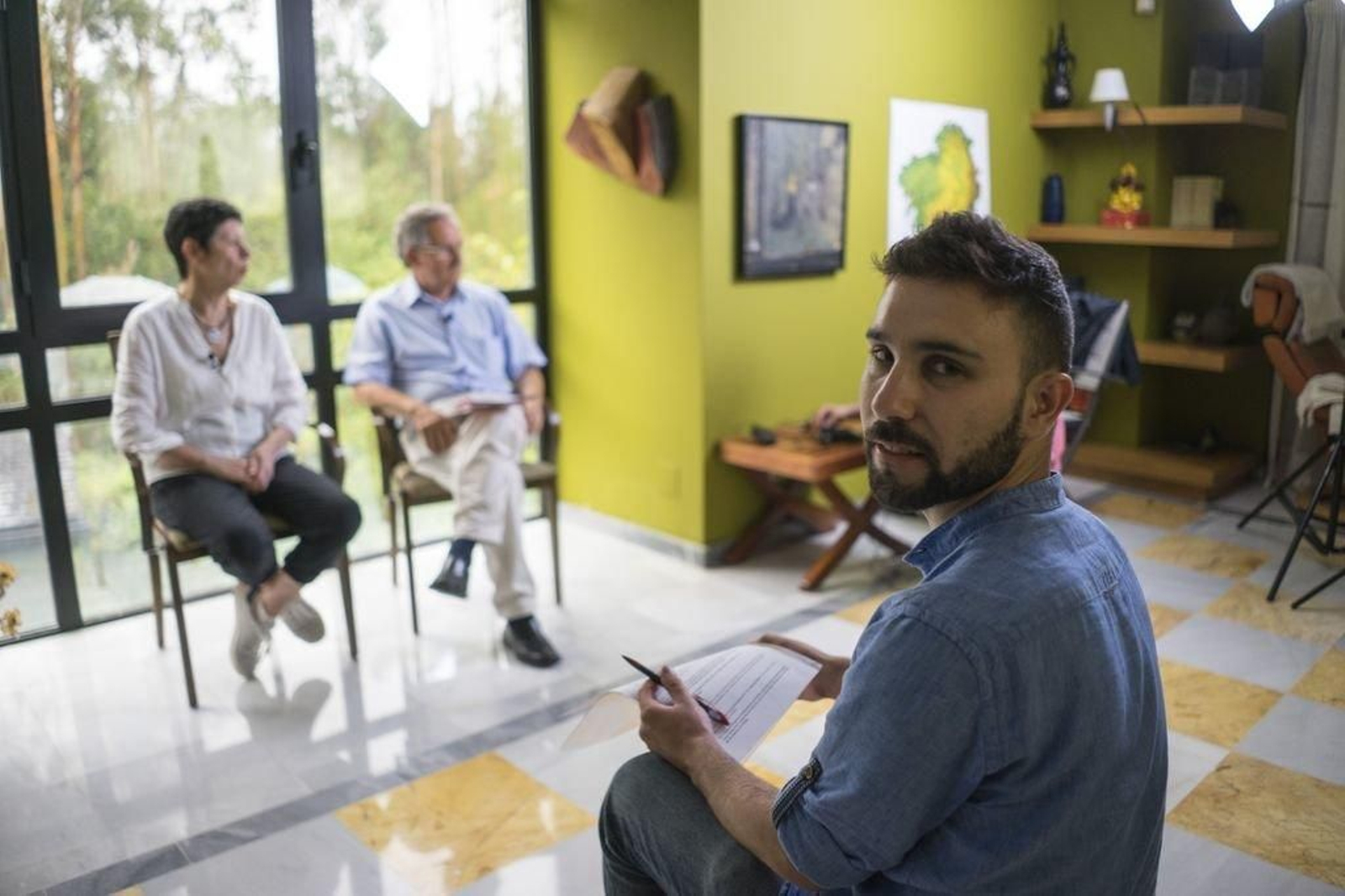 Alberte Mera, onte, perante a gravación en Teo das primeiras entrevistas a Elvira Souto e Lois Ríos, as derradeiras persoas que estiveron con Reboiras.