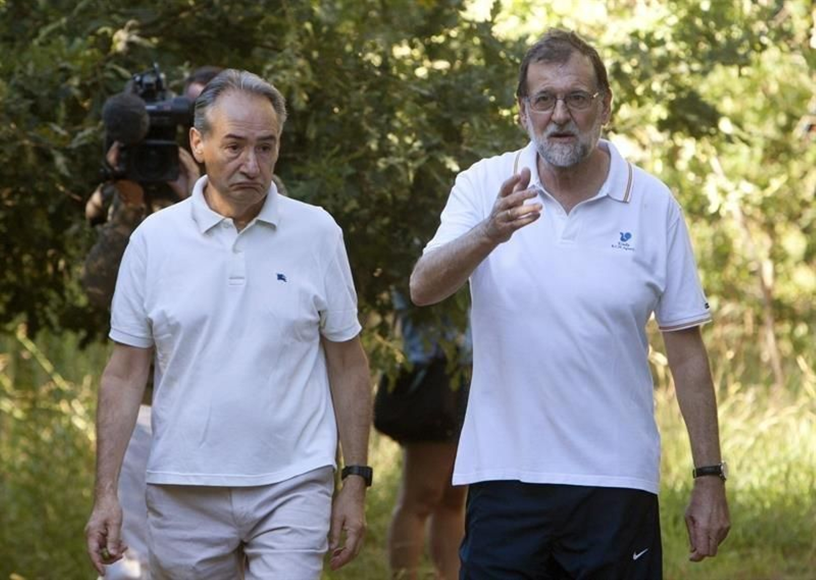 Mariano Rajoy (d), acompañado por el presidente de la Autoridad Portuaria de Marín, José Benito Suárez (i)