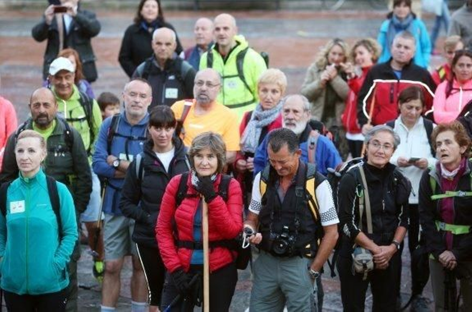 Javier Llaneza, segundo por la izquierda, vestido de azul, en la salida de la ruta en la plaza de la Catedral. Foto: Alex Piña