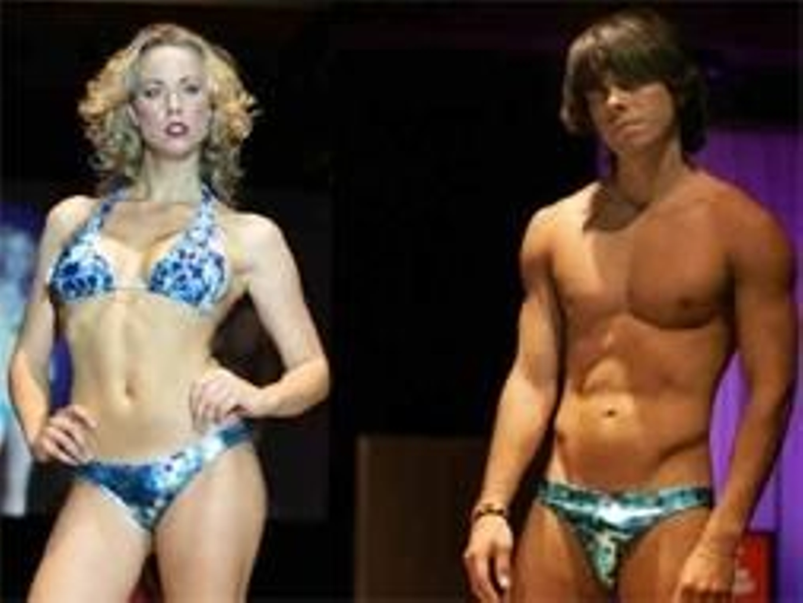 Dos jóvenes lucen sendos bañadores con motivo de la Semana de la Moda de Cantabria.