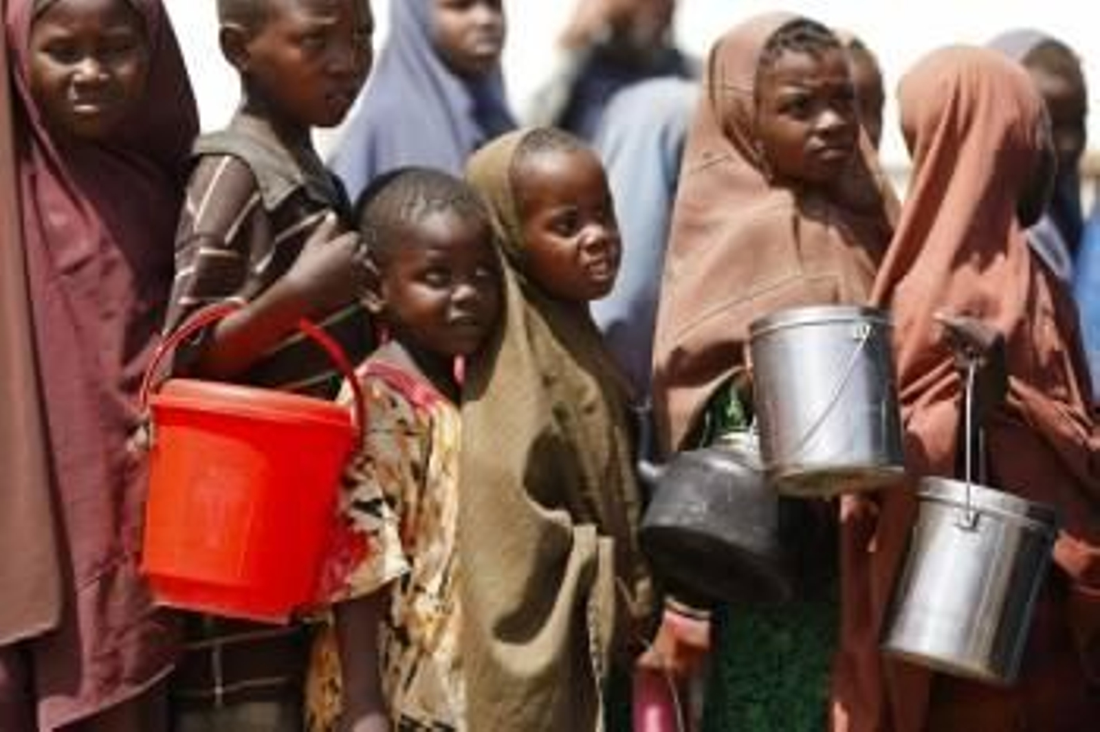 Fotografía de archivo que muestra a varios niños esperando la distribución de comida en un centro del distrito de Hodan en Mogadiscio (Foto: EFE)