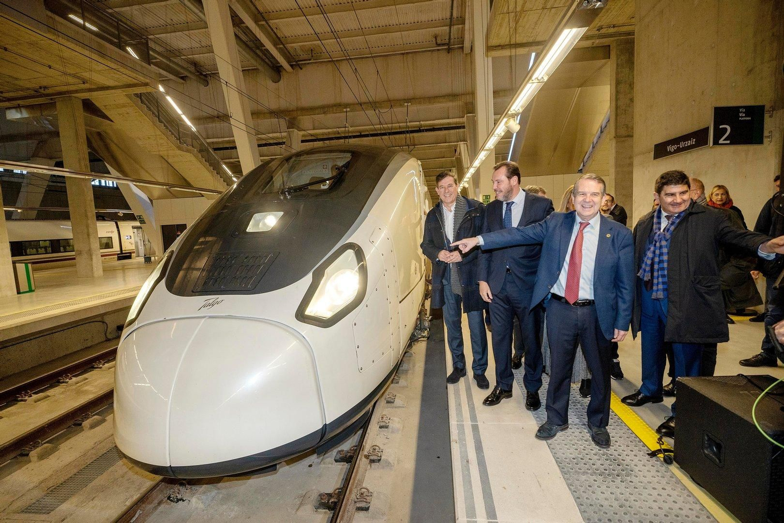 Óscar Puente a su llegada a Vigo en el tren Avril.