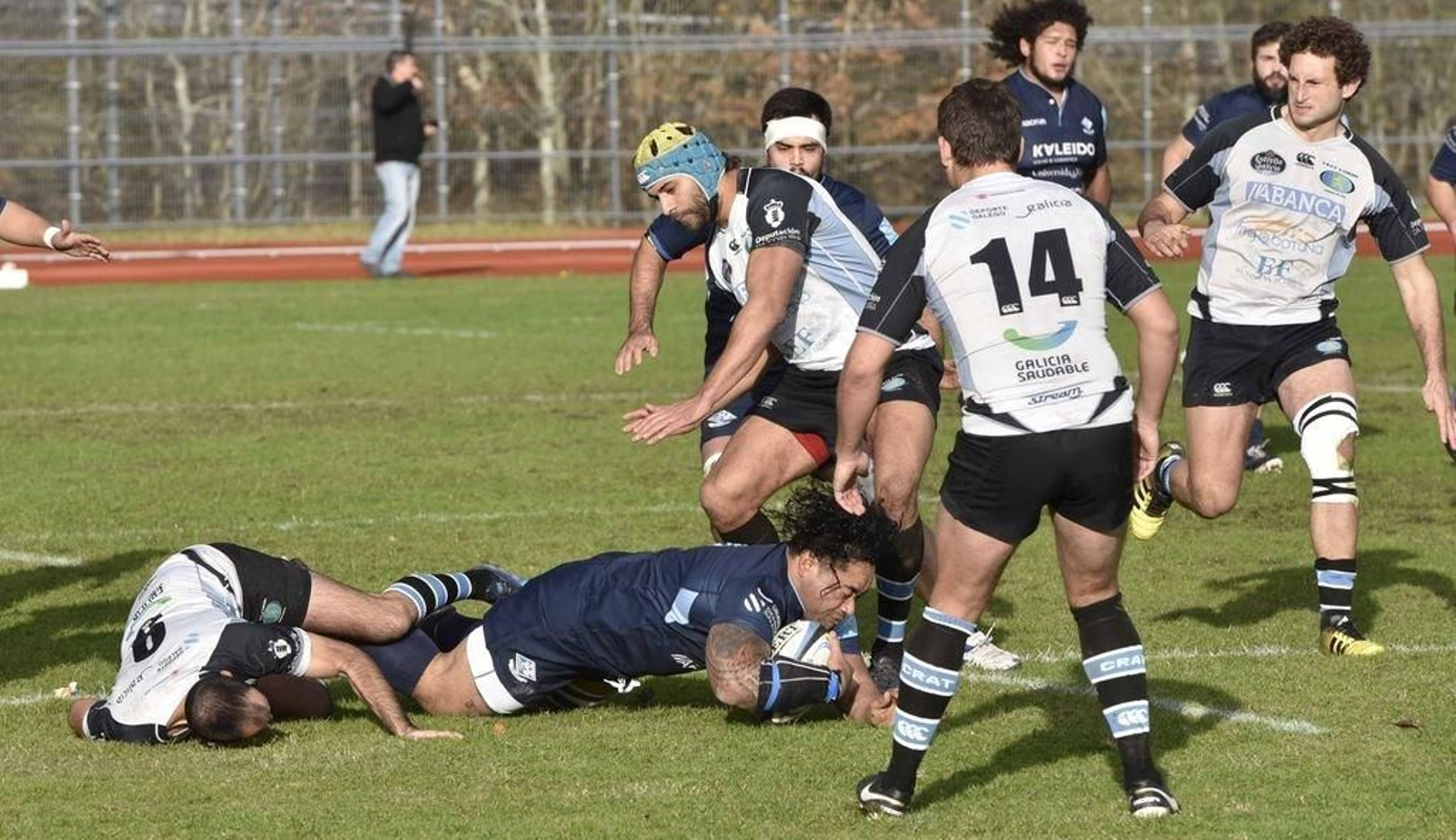 Tatafu, con el oval en el suelo, en un partido de esta temporada.