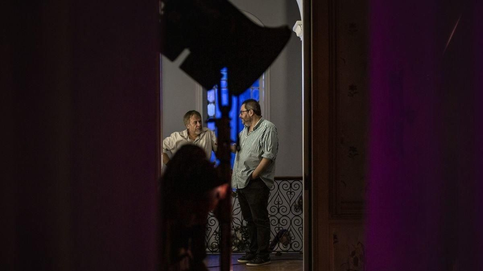 Carlos Portela (derecha), junto a uno de los directores, Javier Quintas, en el rodaje.