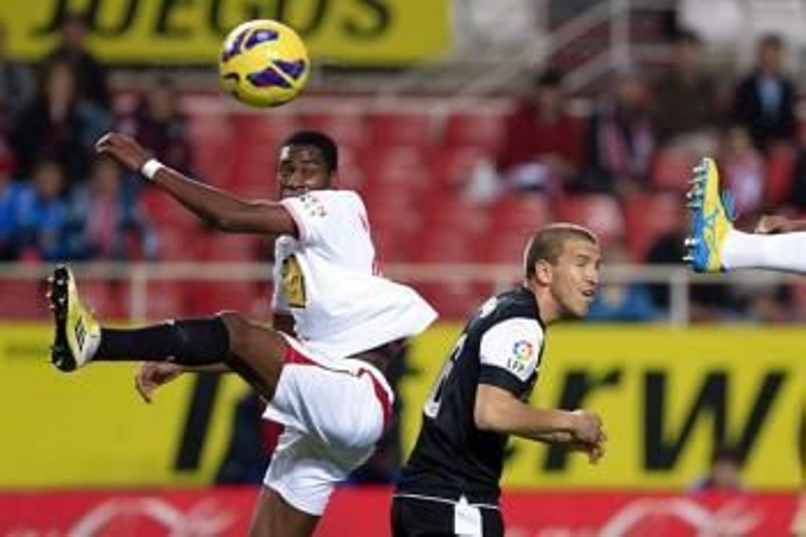 Kondogbia y Camacho pelean por un balón ayer en el Pizjuán.