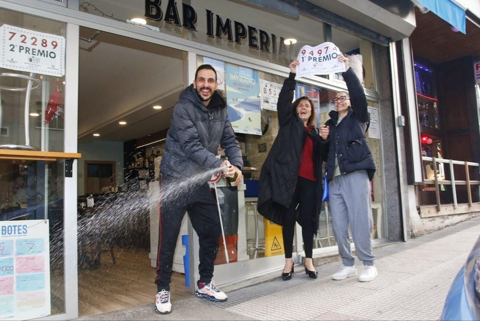 El Bar Imperial, en Teis, celebra haber entregado el primer premio del Sorteo del Niño 2024. // Jorge Santomé