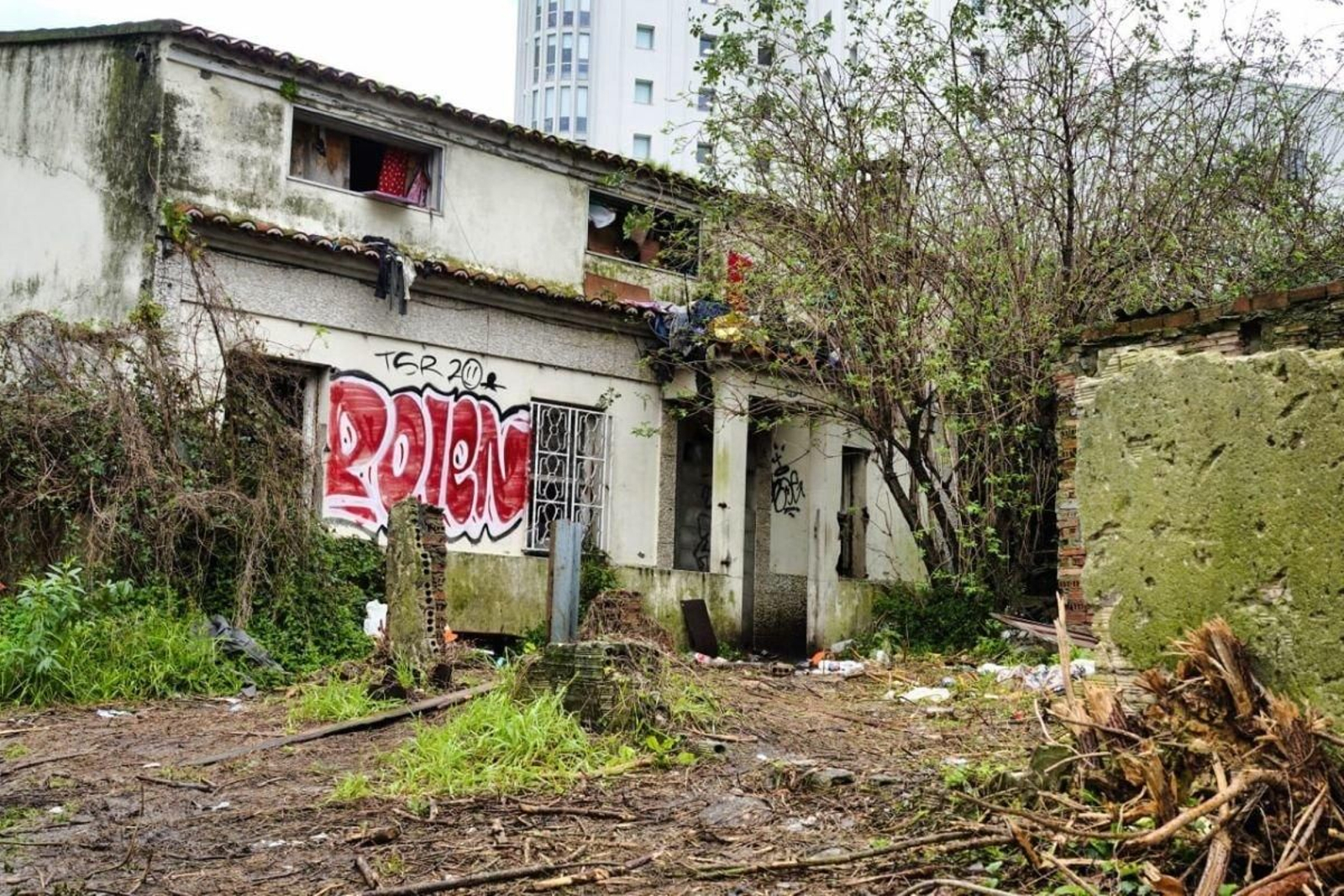 La casa situada junto a la Cidade da Xustiza y que se encuentra ocupada ilegalmente, tendrá que ser desalojada.