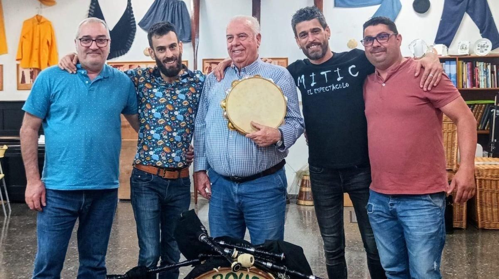 “Polo”, en el centro, junto a sus nietos Suso y Álvaro y sus compañeros de banda, ayer tras el ensayo de Airiños.