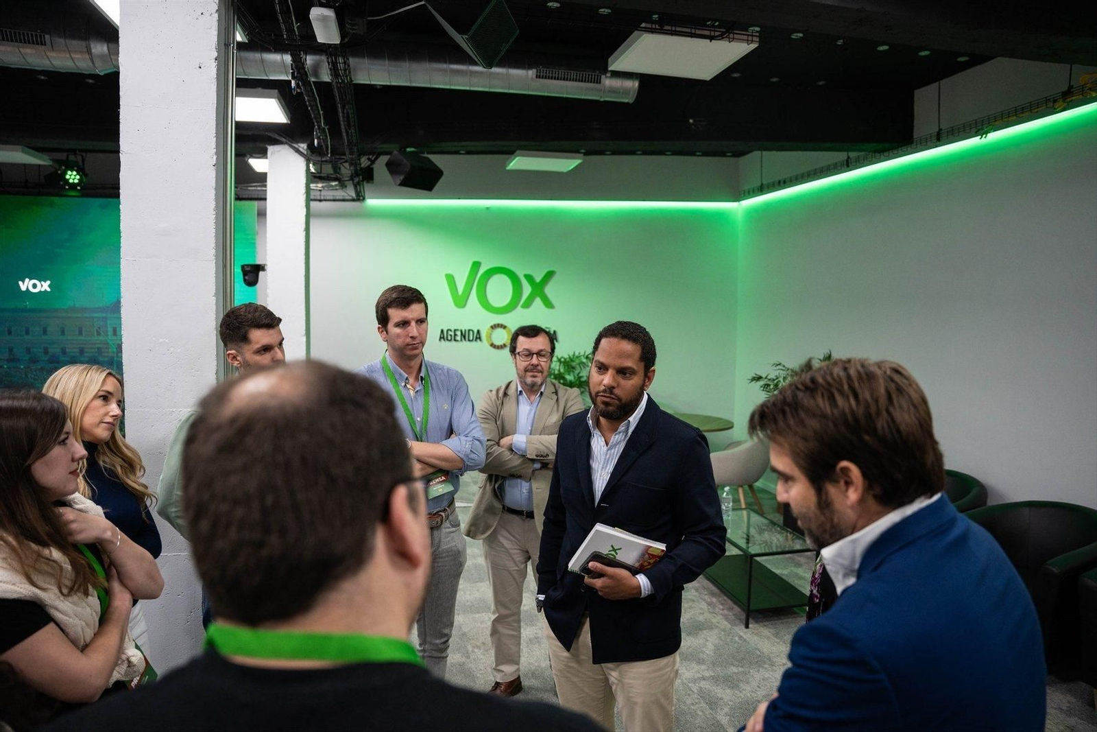 El candidato de VOX la Presidencia de Cataluña, Ignacio Garriga (c), al finalizar una rueda de prensa, en la sede de Vox. // EP