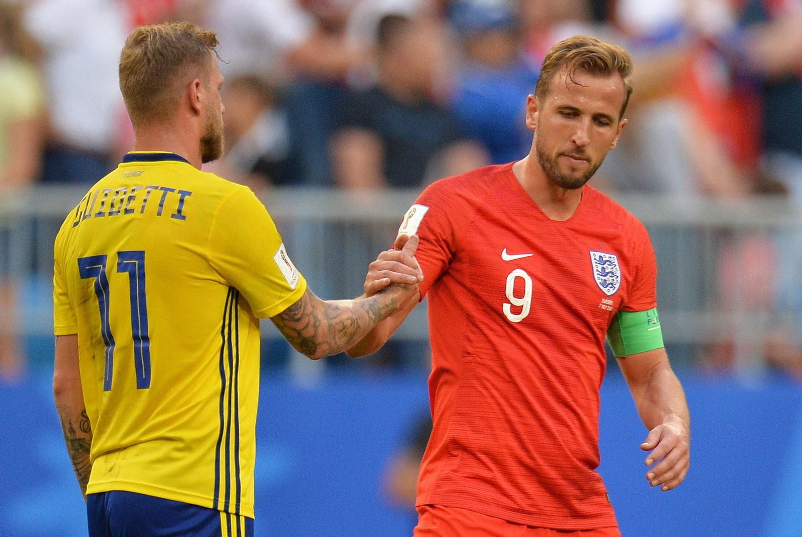 El ex céltico John Guidetti saluda al británico Kane al final del encuentro de cuartos de final disputado ayer en Samara.