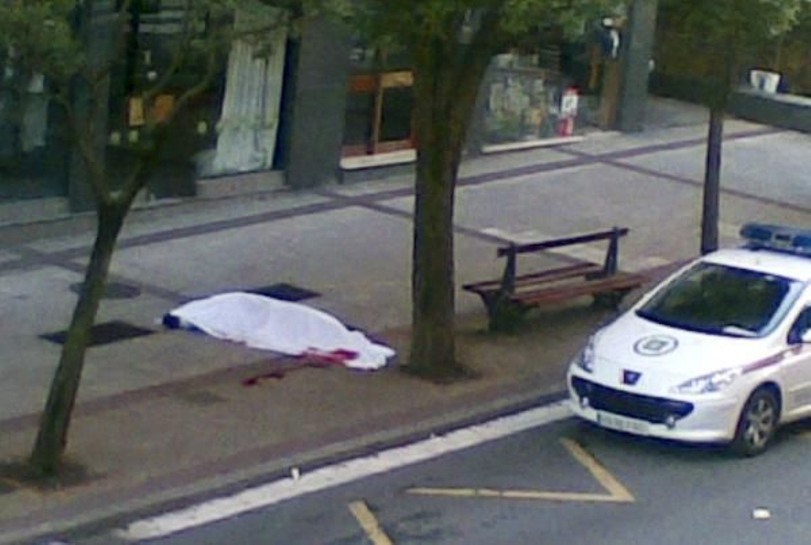 El cuerpo sin vida del hombre asesinado yace tendido en el suelo.