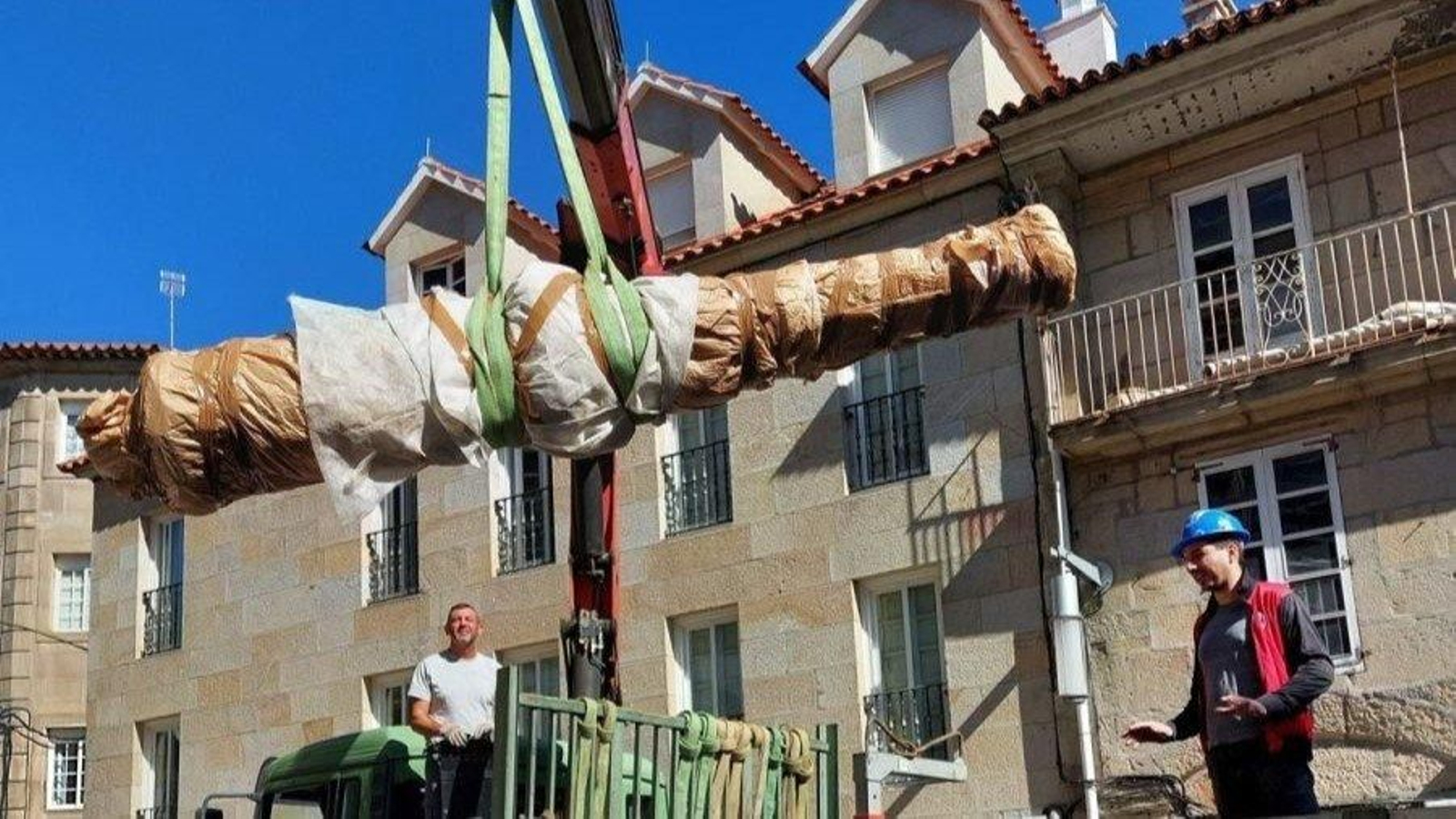 El histórico cañón, en su traslado desde el depósito de Pontevedra.