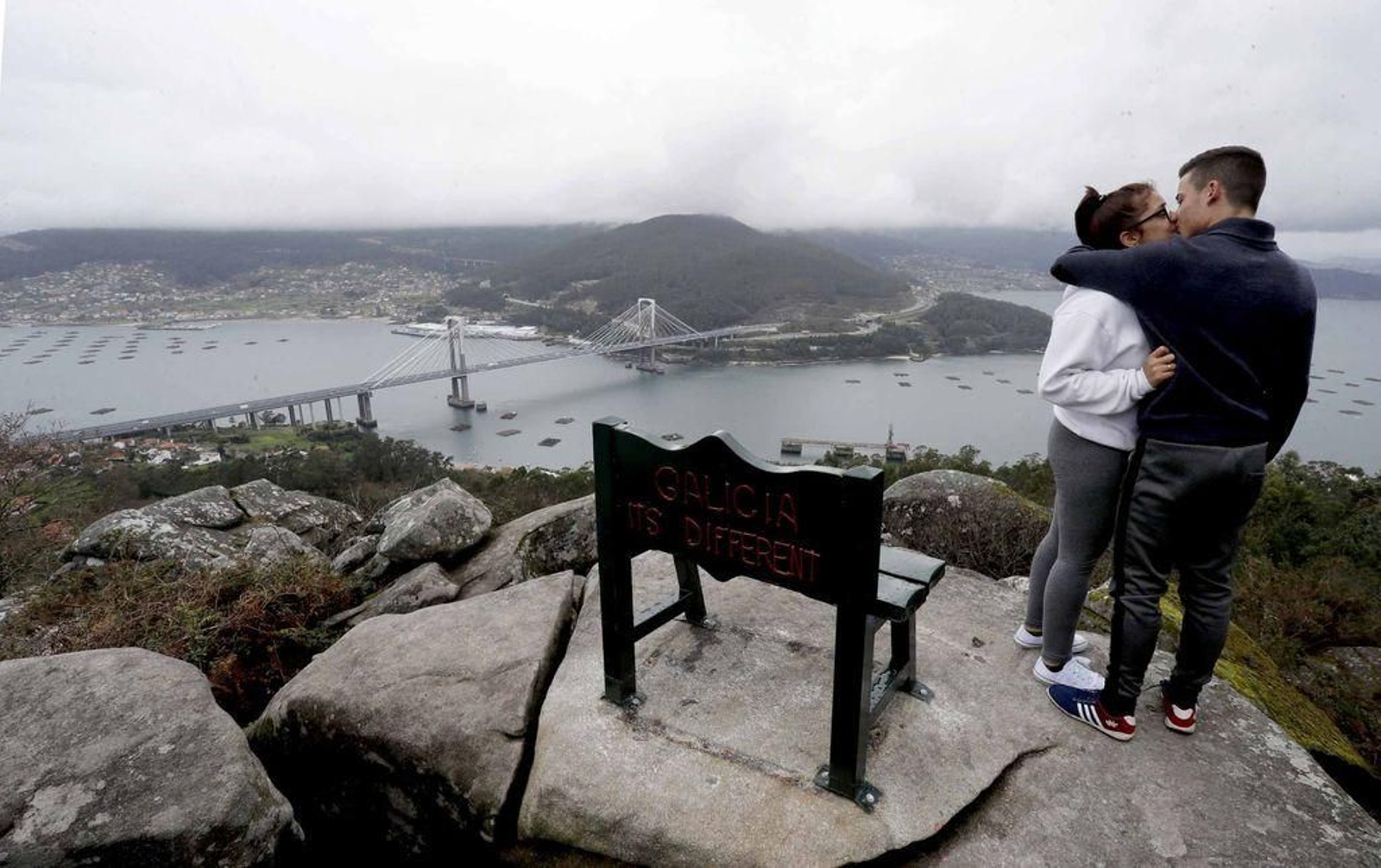 El lugar es un paraje de peregrinaje para muchos que quieren lograr las vistas más espectaculares de toda la Ría con Rande y las Cíes.