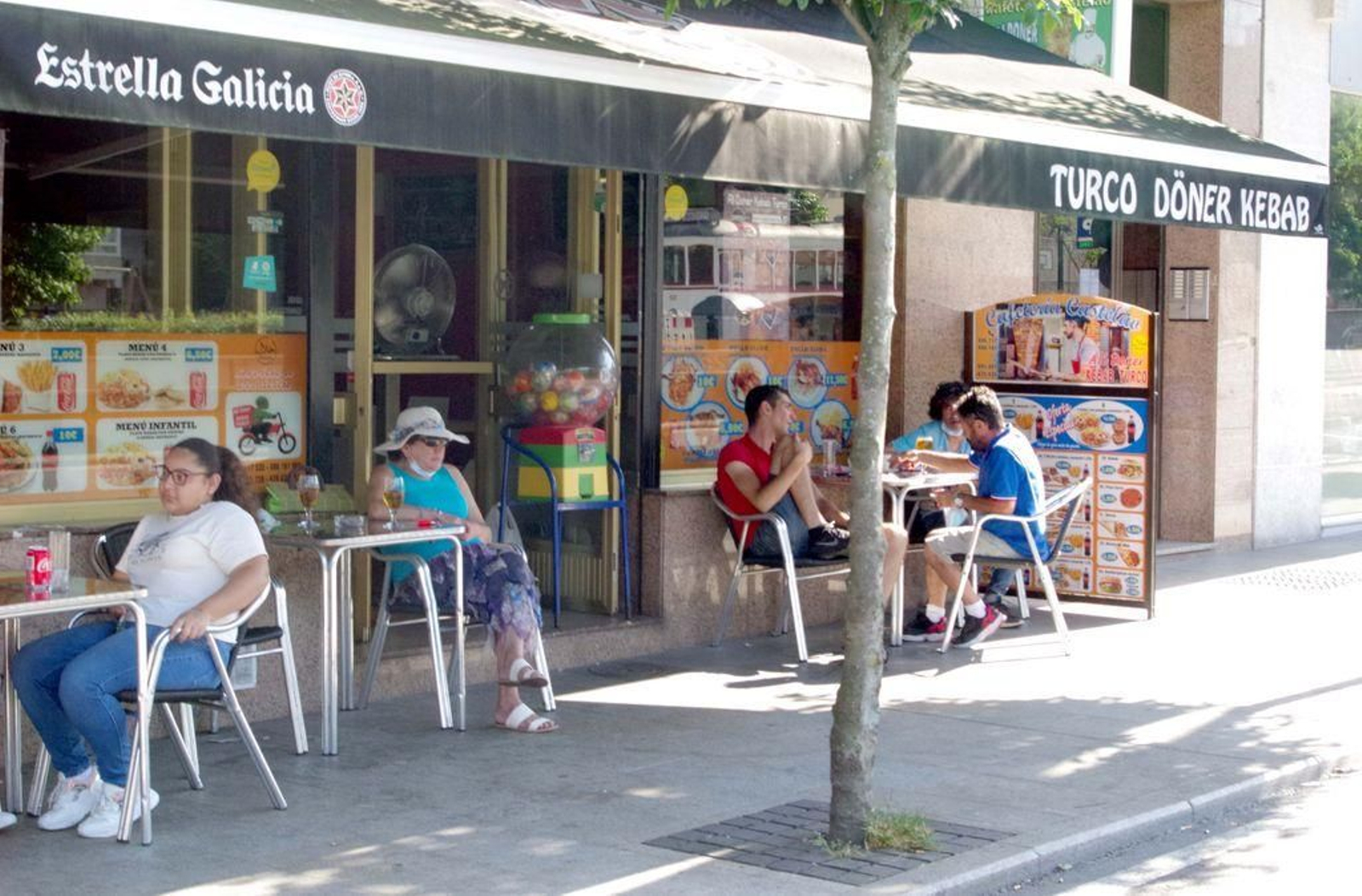 Personas disfrutando de una terraza, ayer, en Vigo.