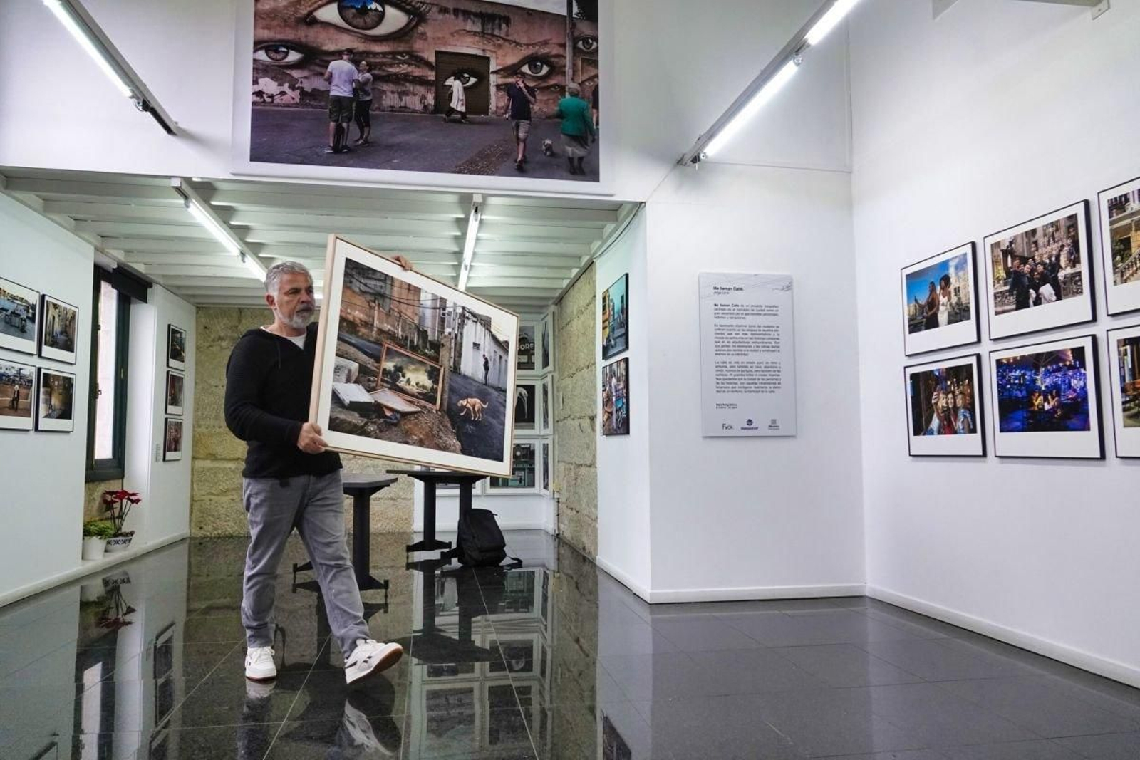 Jorge Lens, coloncando las fotografías de la exposición “Me llaman calle”, que inaugura hoy, a las 19:30 horas, en la galería Sargadelos.