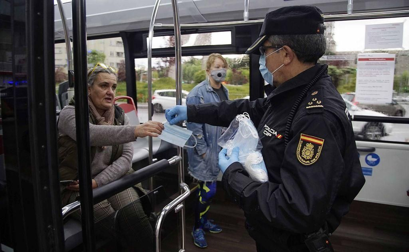 La Policía reparte mascarillas en el bus urbano