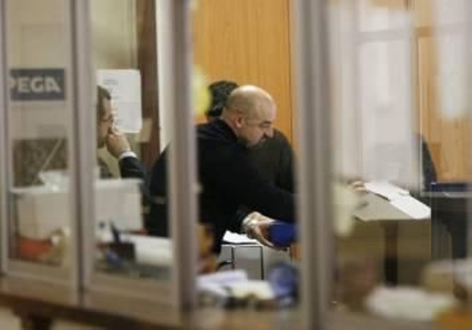 Agentes de la Policía Judicial, durante el registro en la Concejalía de Obras de Ferrol.  (Foto: KIKO)
