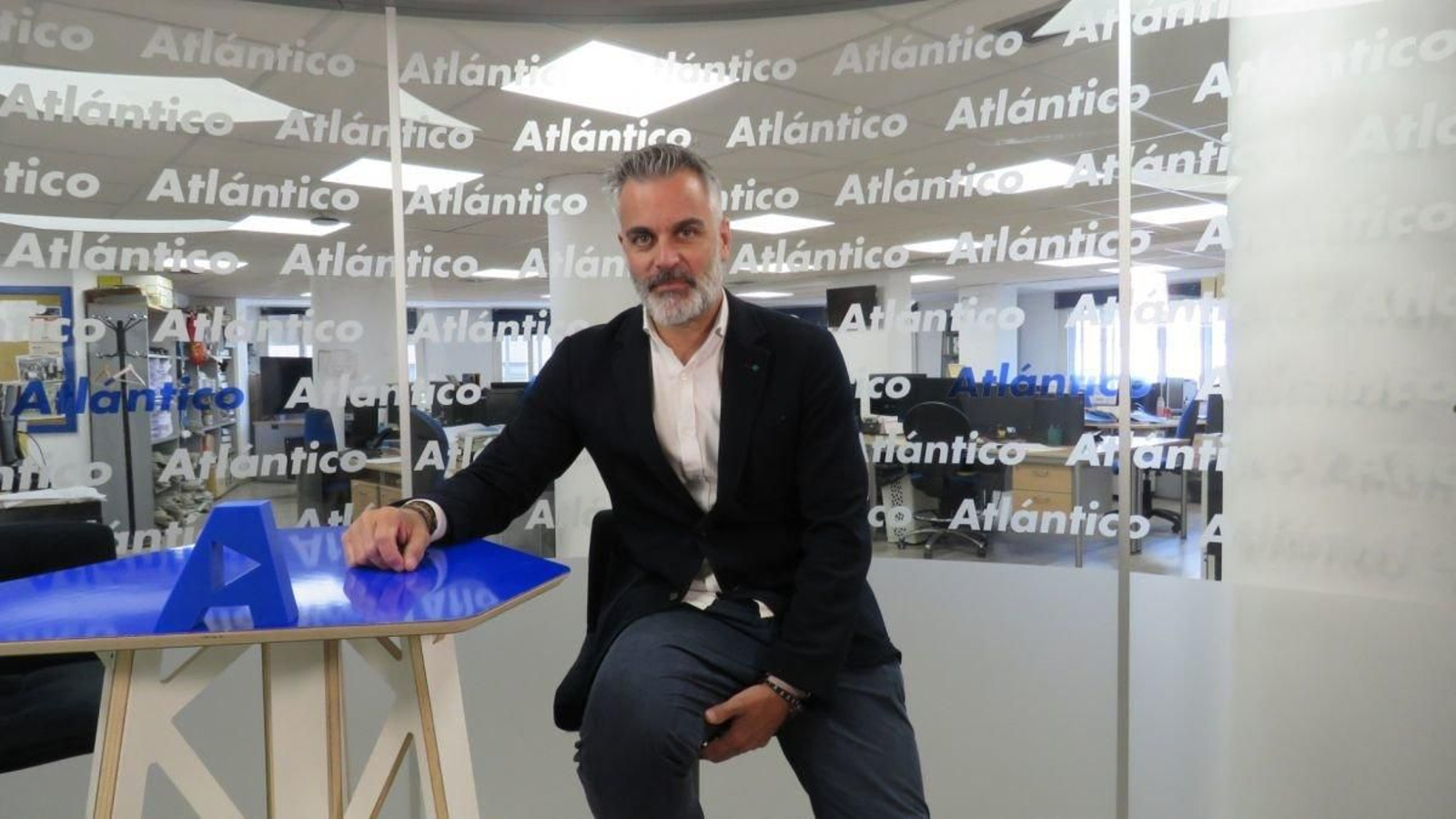 Lalo García en el set de Atlántico TV.