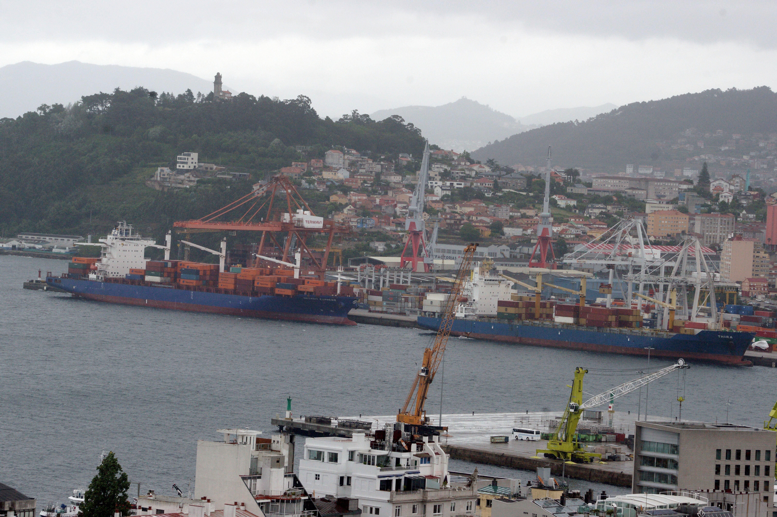 Dos barcos portacontenedores operando en el muelle de Guixar.