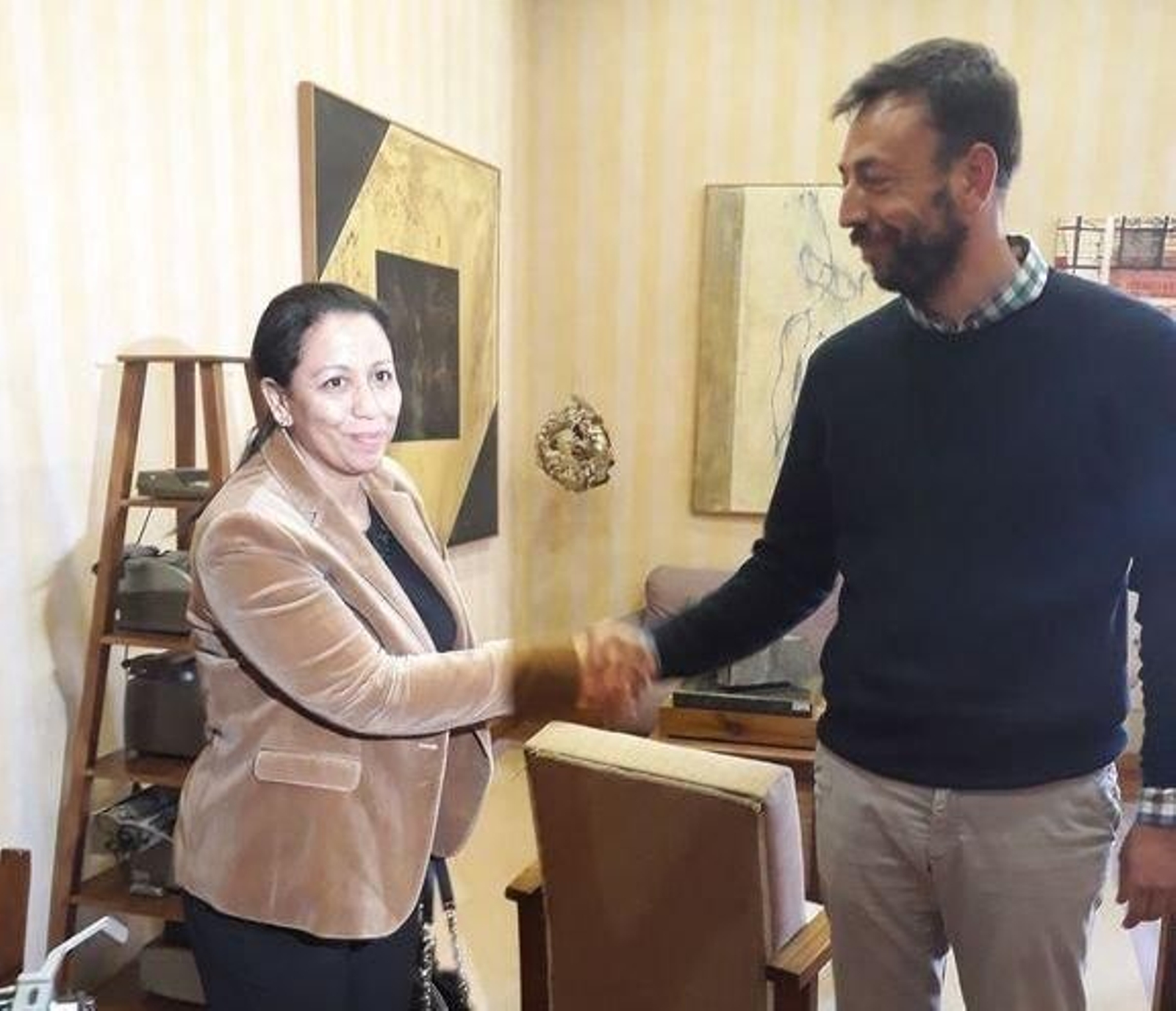 Fatiha El Kamouri visitó ayer al alcalde de Tui, Padín.