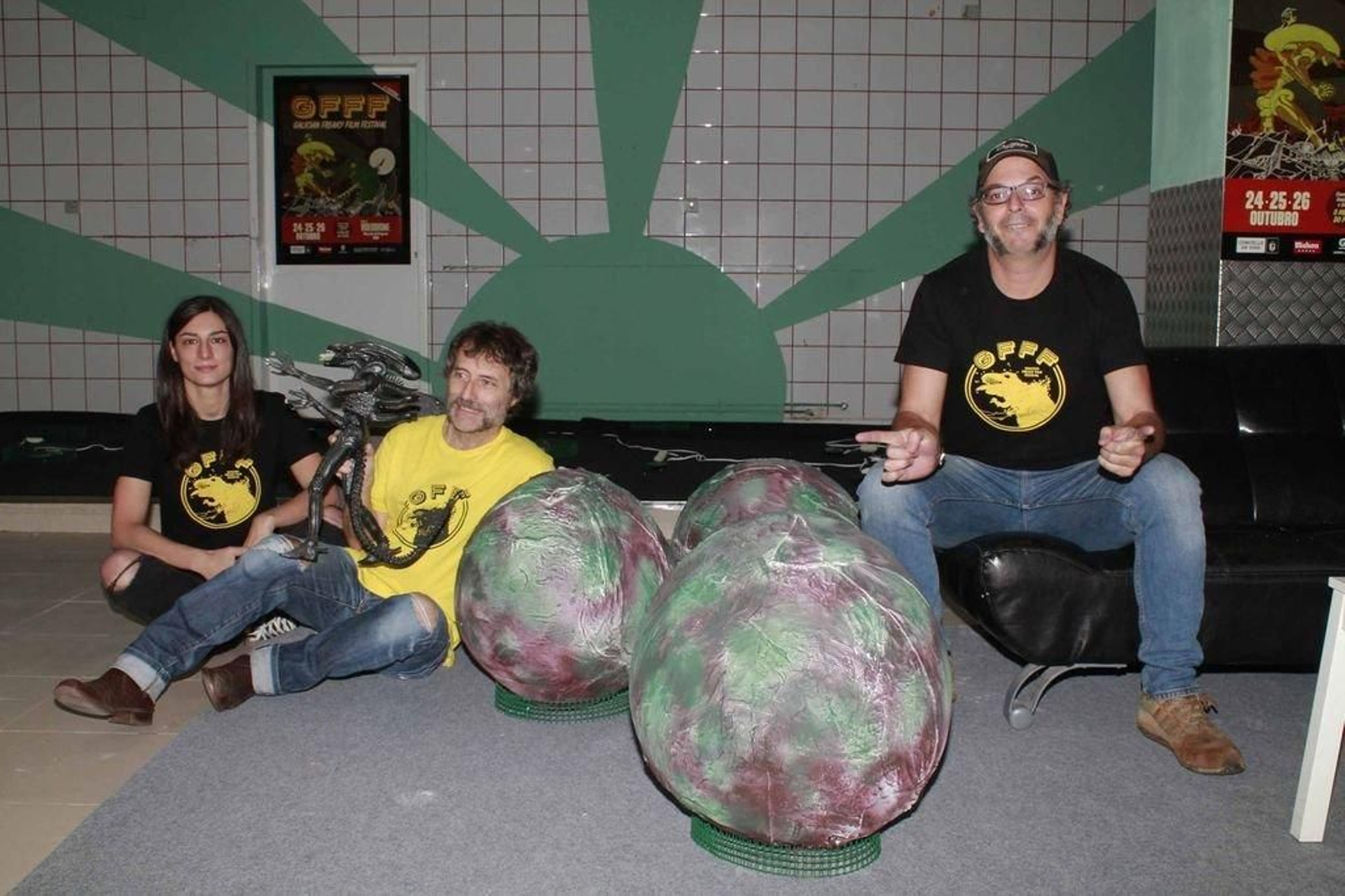 Miriam P. Álvarez, Óscar Suárez y Juan de Castro, entre los huevos de parásitos del “Nosferatu”, la nave de Alien, el octavo pasajero.