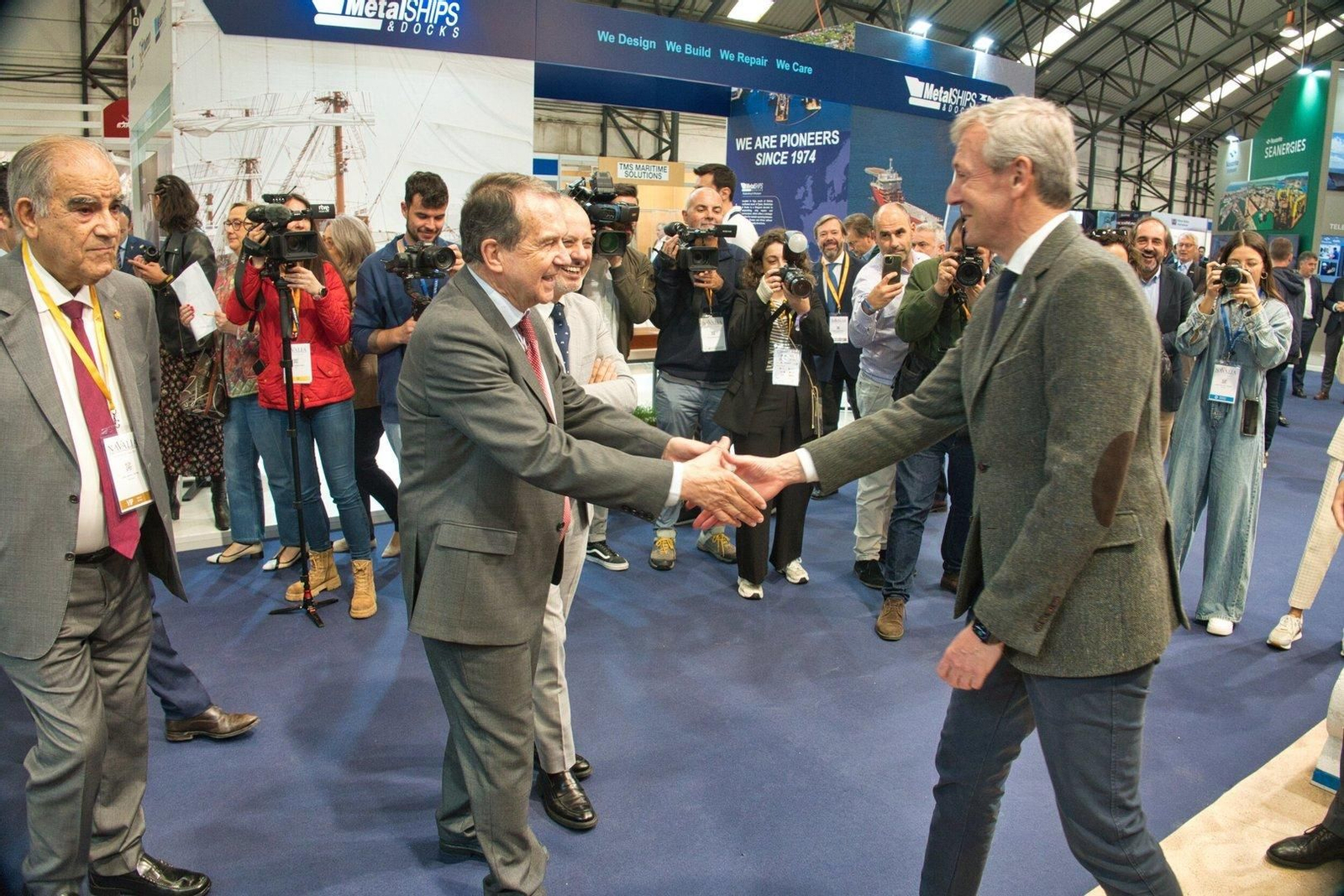Caballero y Rueda bromean en el stand Galicia.